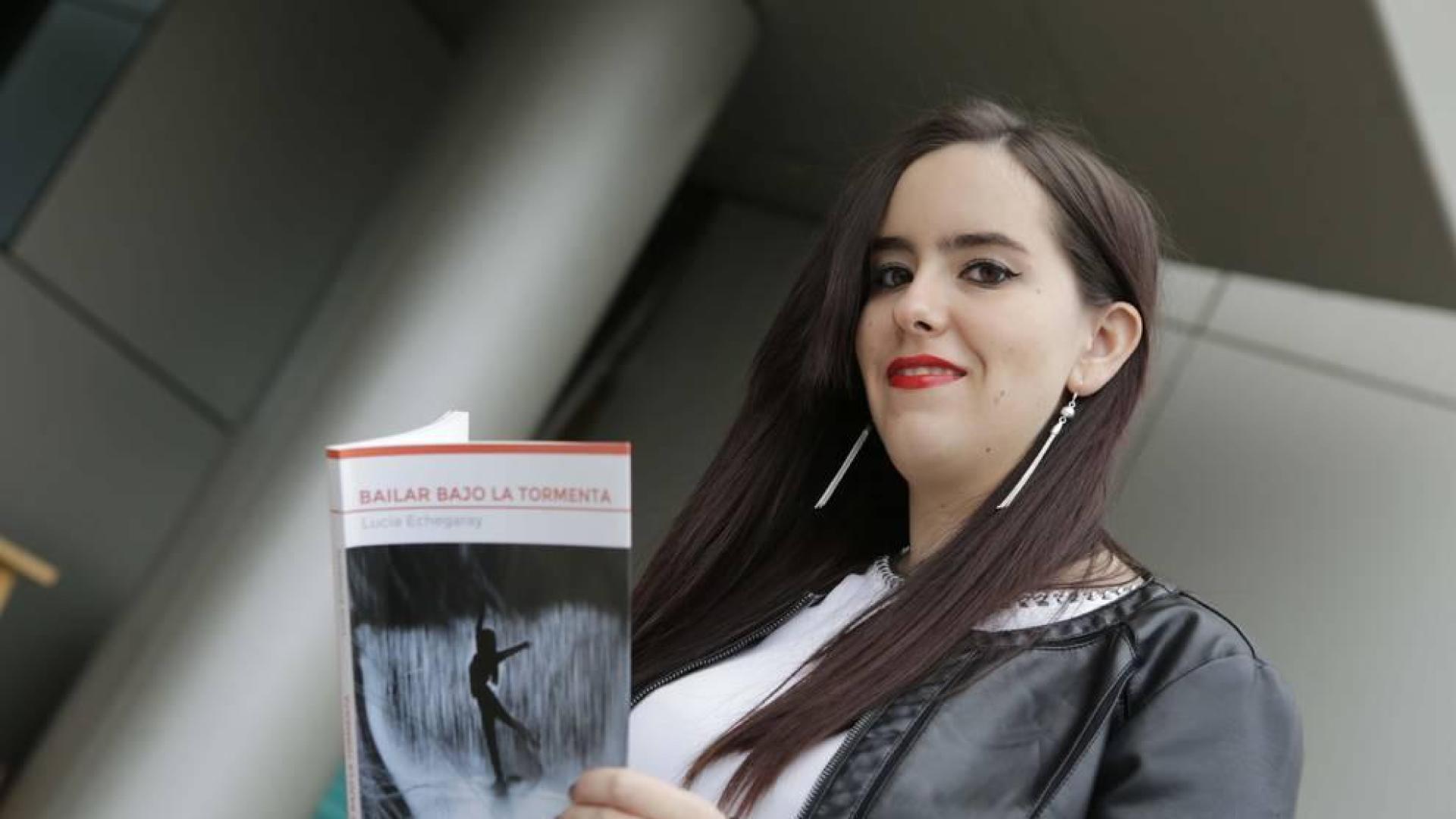 Lucía Echegaray, de 18 años, con un ejemplar de su libro.