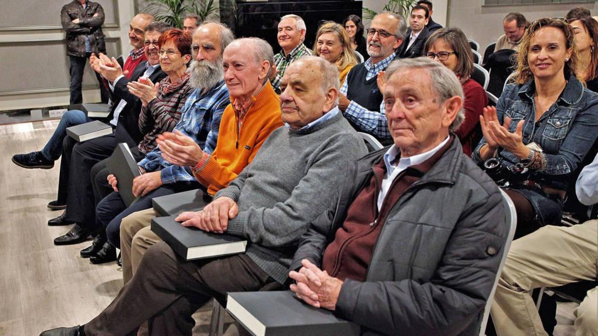 El acto de conmemoración del aniversario de la federación de Apymas Herrikoa dedicó un reconocimiento especial a los 9 presidentes que ha tenido en sus 4 décadas. En primera fila, y de derecha a izquierda: José Luis Irisarri, Esteban Gallego, Miguel Torregrosa, Enrique Uriarte, Isabel Irigoyen, Pedro Rascón y Santiago Álvarez. En la imagen falta Demetrio Fernández, que no acudió, y José Luis García, actual presidente.