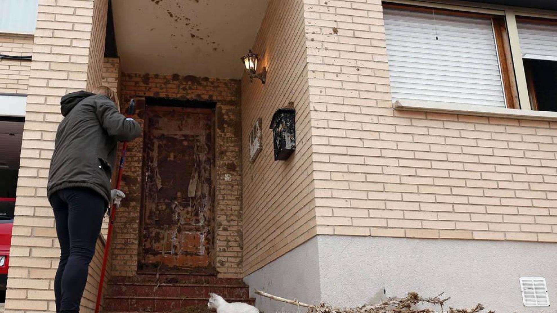 Una madre limpia su casa después de la 'Noche de farinetas' del año pasado.