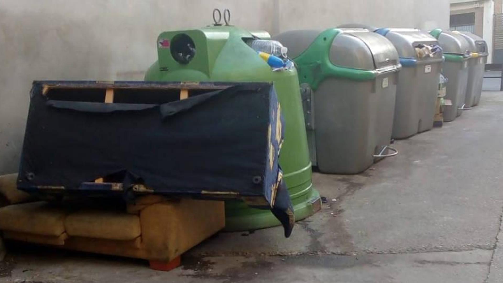 Muebles aplilados junto a unos contenedores en Corella.