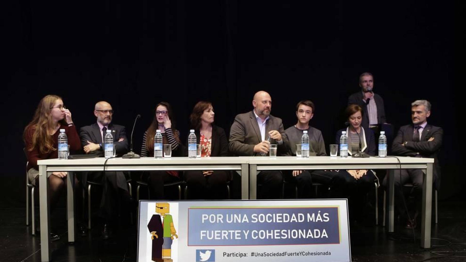 Un abarrotado Civivox de Iturrama acogió ayer tarde la presentación del proyecto Aprendizaje y Servicio de 90 alumnos de 4º de ESO y 1º de Bachillerato del colegio Larraona.