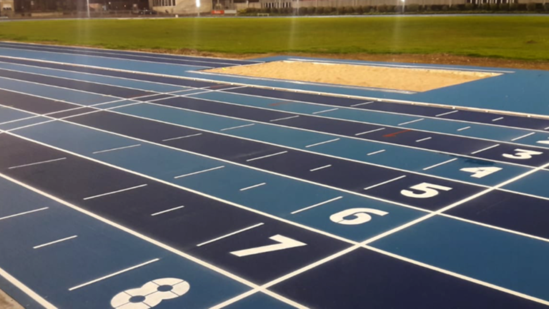 Pamplona recupera la pista de atletismo de Larrabide, con nuevo pavimento