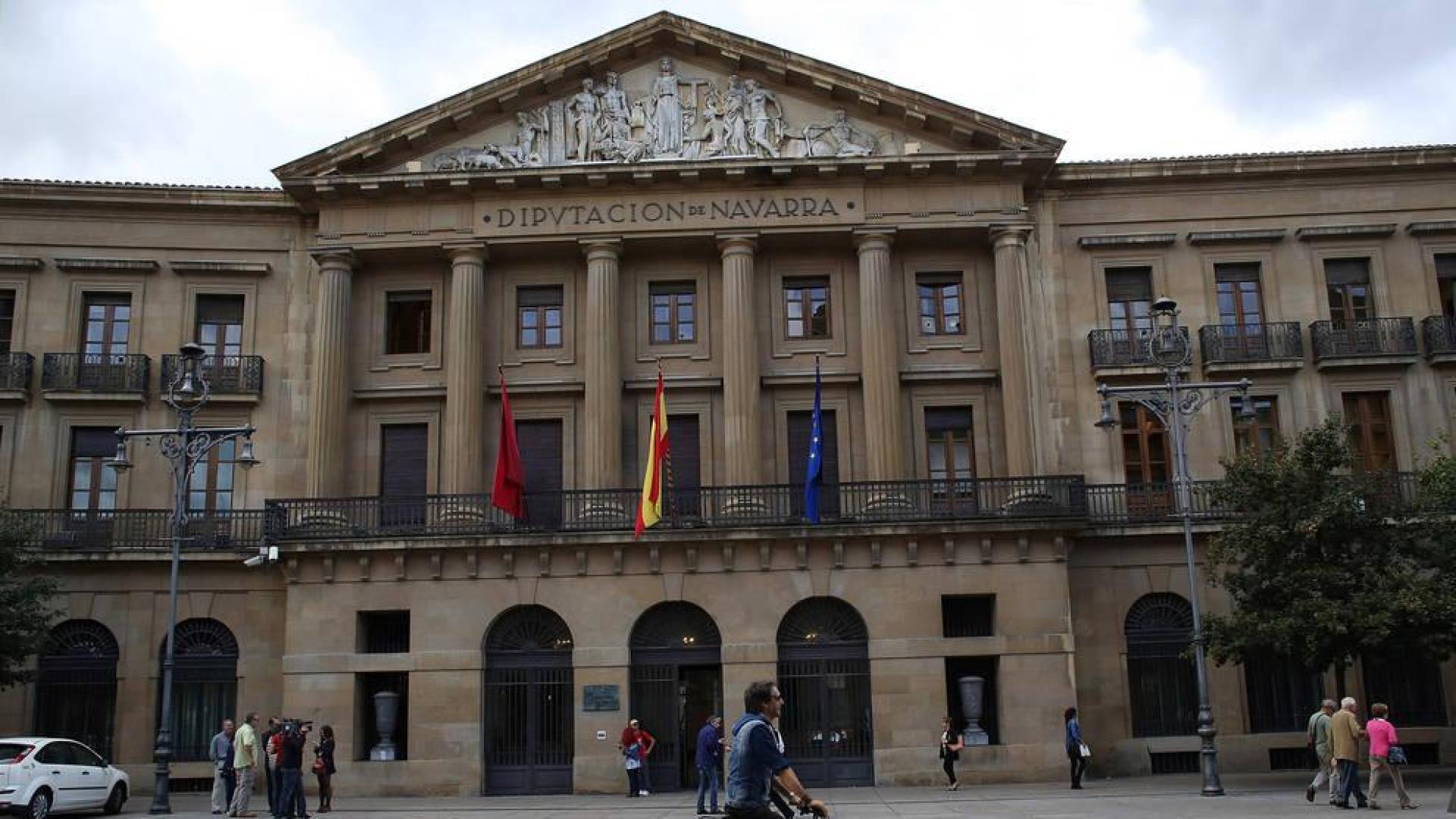 Un ciclista circula frente a la sede del Ejecutivo Foral, en la Acenida Carlos III de Pamplona.