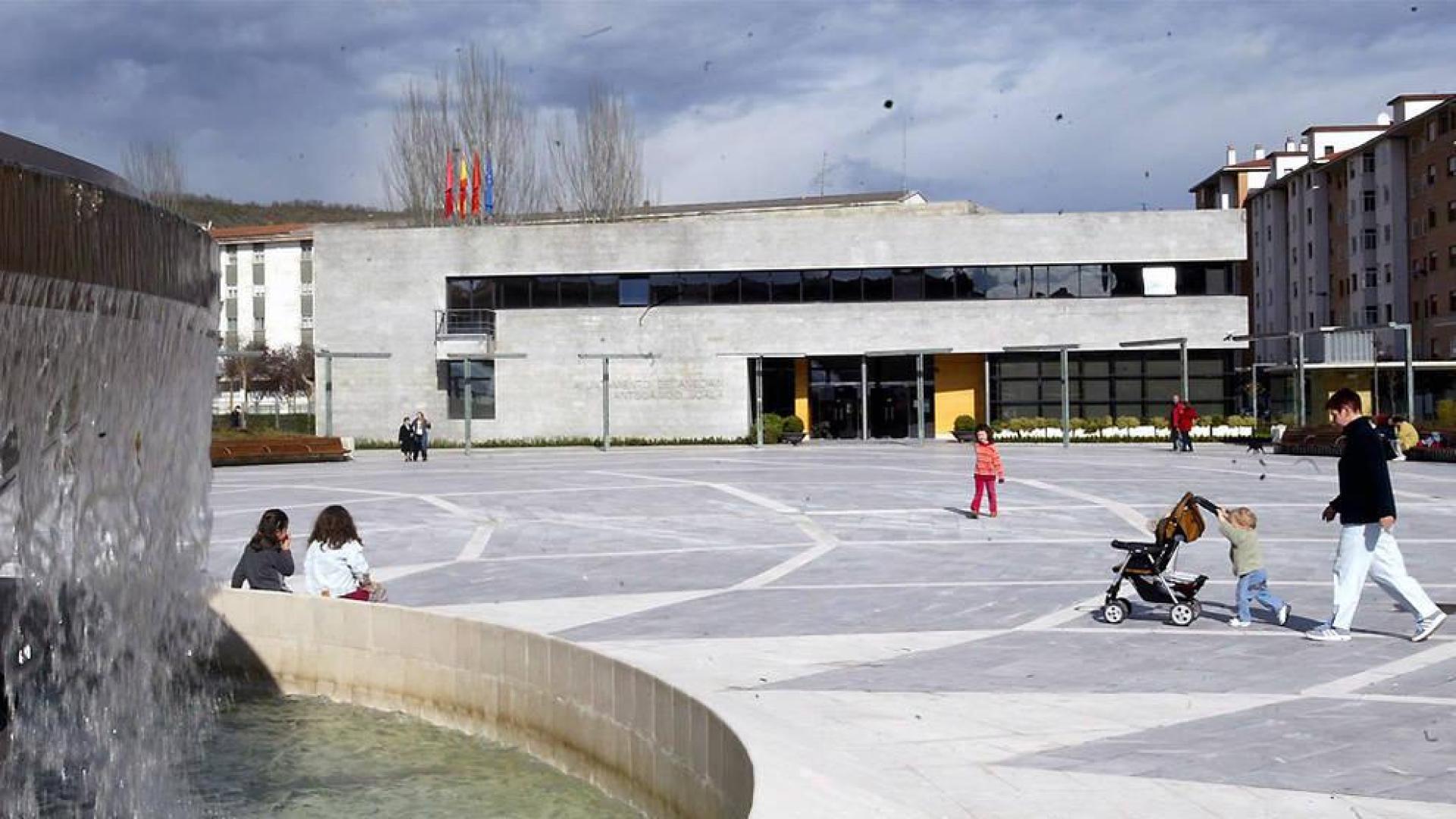 El TSJN considera fraude de ley la colocación de la ikurriña en la fachada del Ayuntamiento de Ansoáin