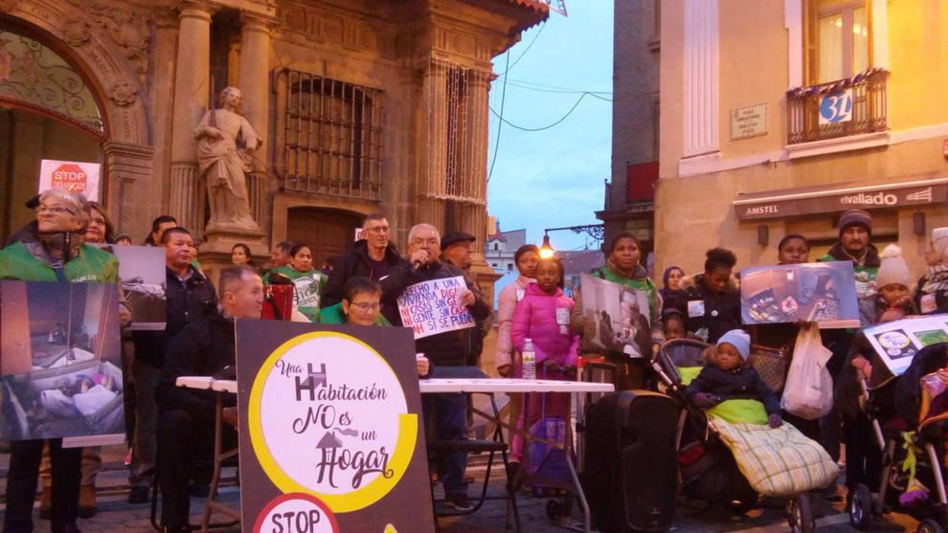 Concentración de la PAH en Pamplona para pedir una "vivienda digna".
