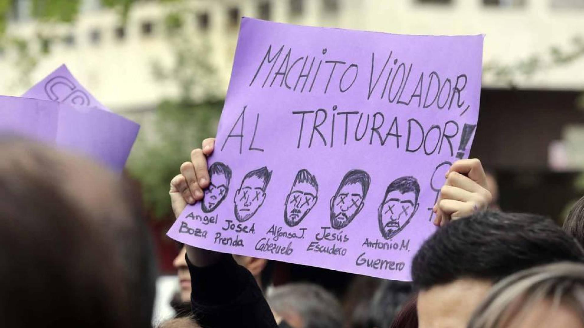 La manifestación ha comenzado a las 12.30 horas en el Palacio de Justicia y la marcha se dirige a la Plaza del Castillo