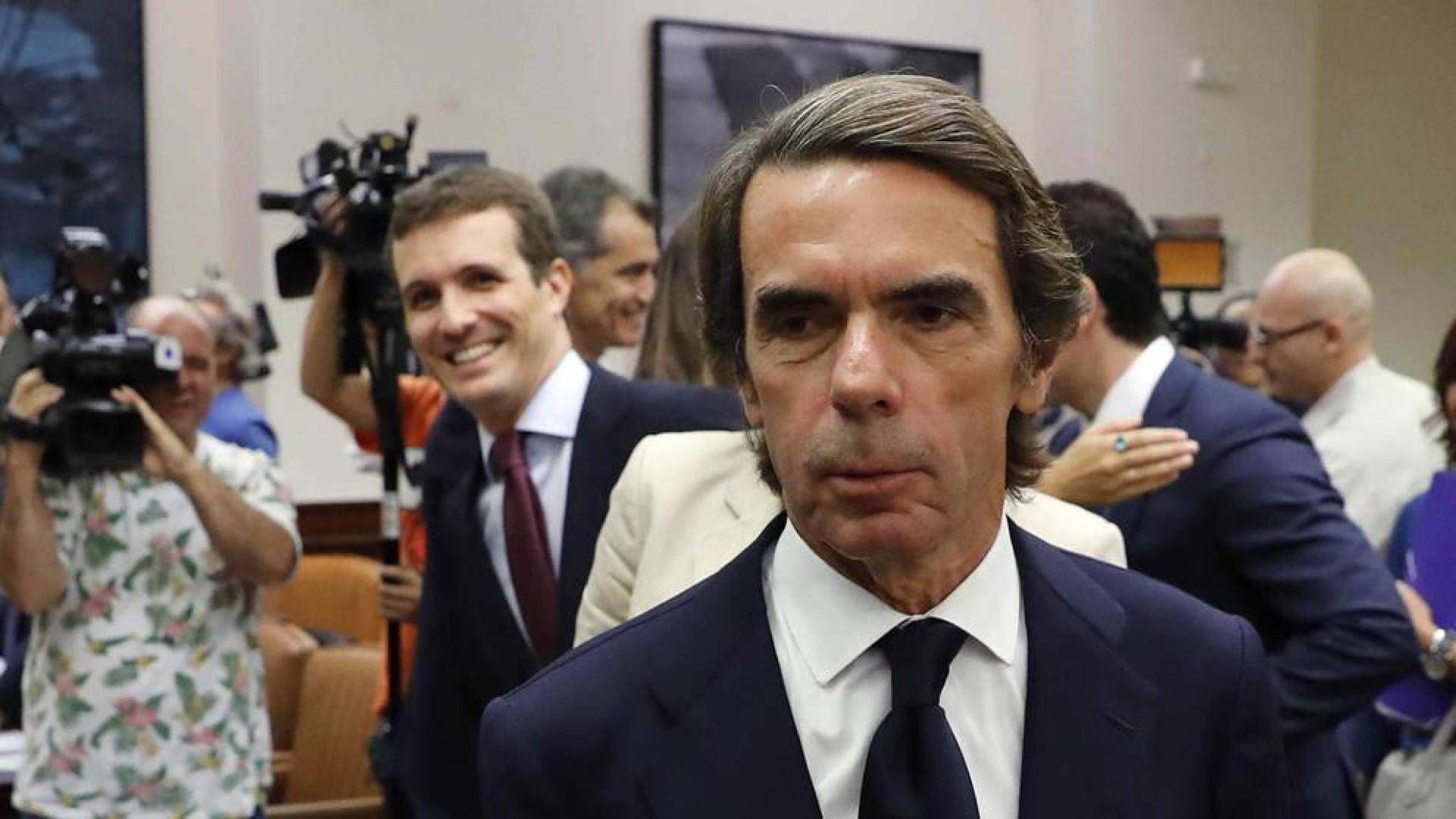 Aznar regresa al Congreso arropado por Casado y la plana mayor del PP