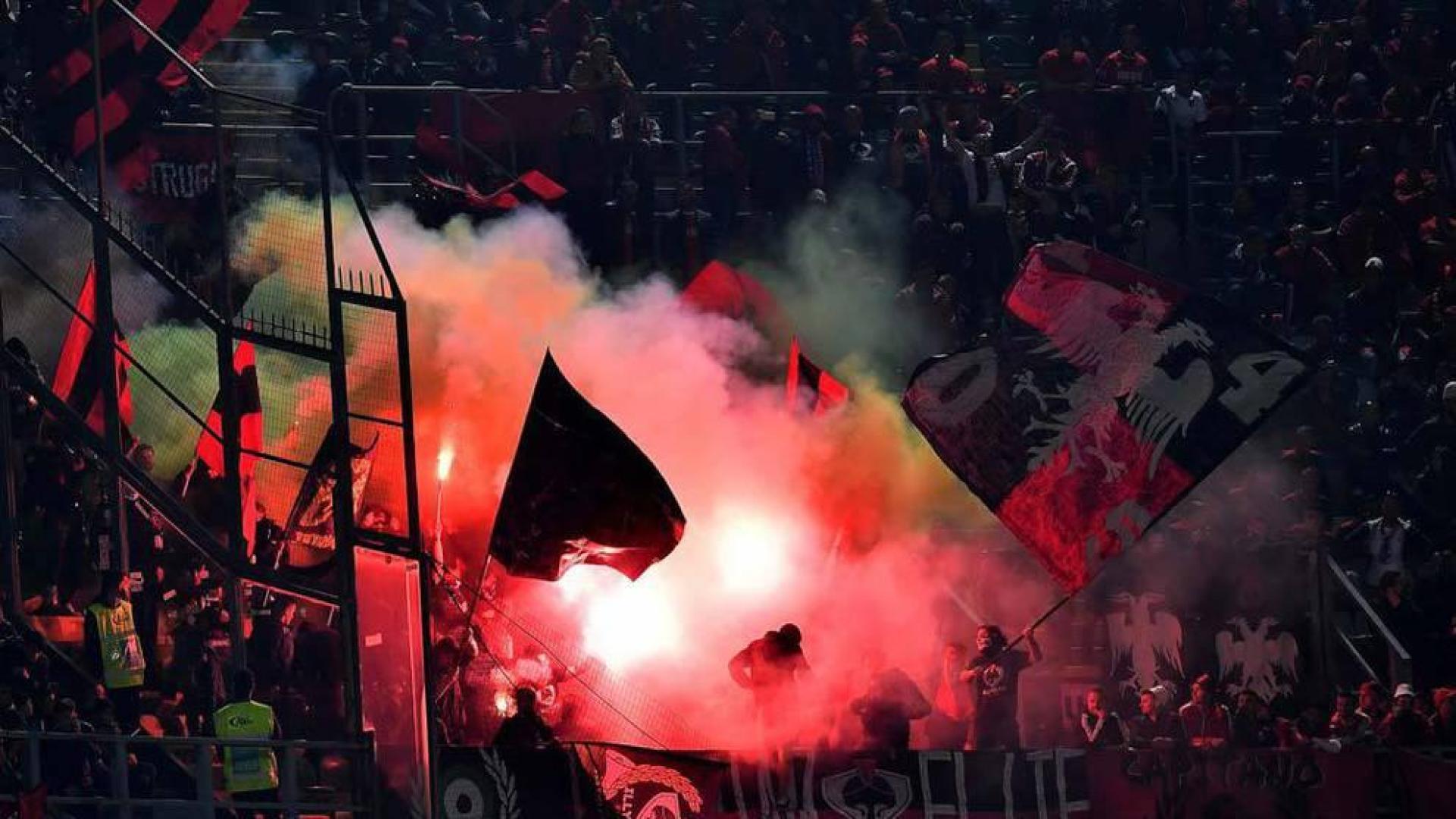 Interrumpen el Italia-Albania por bengalas lanzadas por hinchada visitante