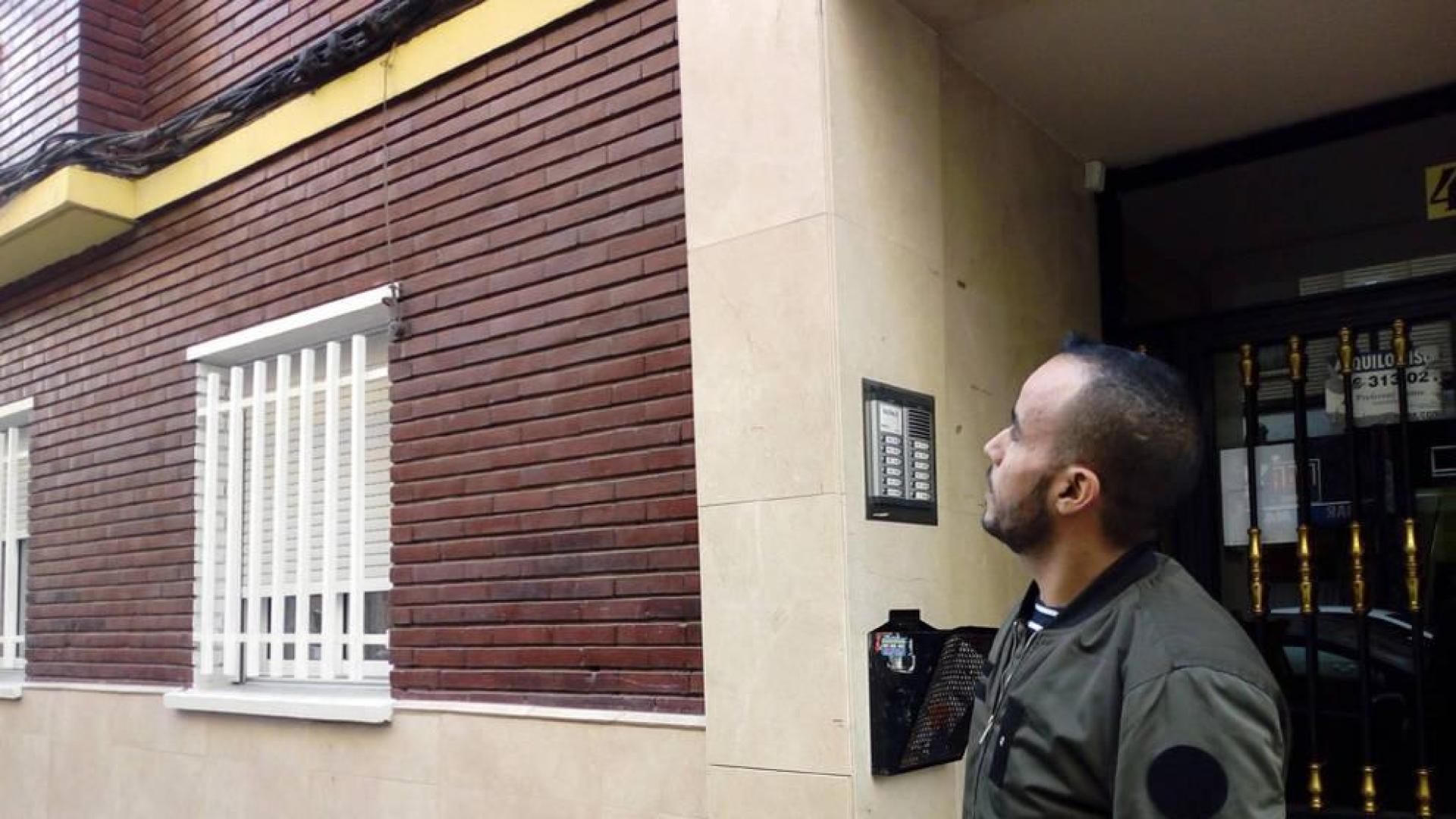 Un joven trepa por la fachada de un edificio para salvar a una mujer de su agresor