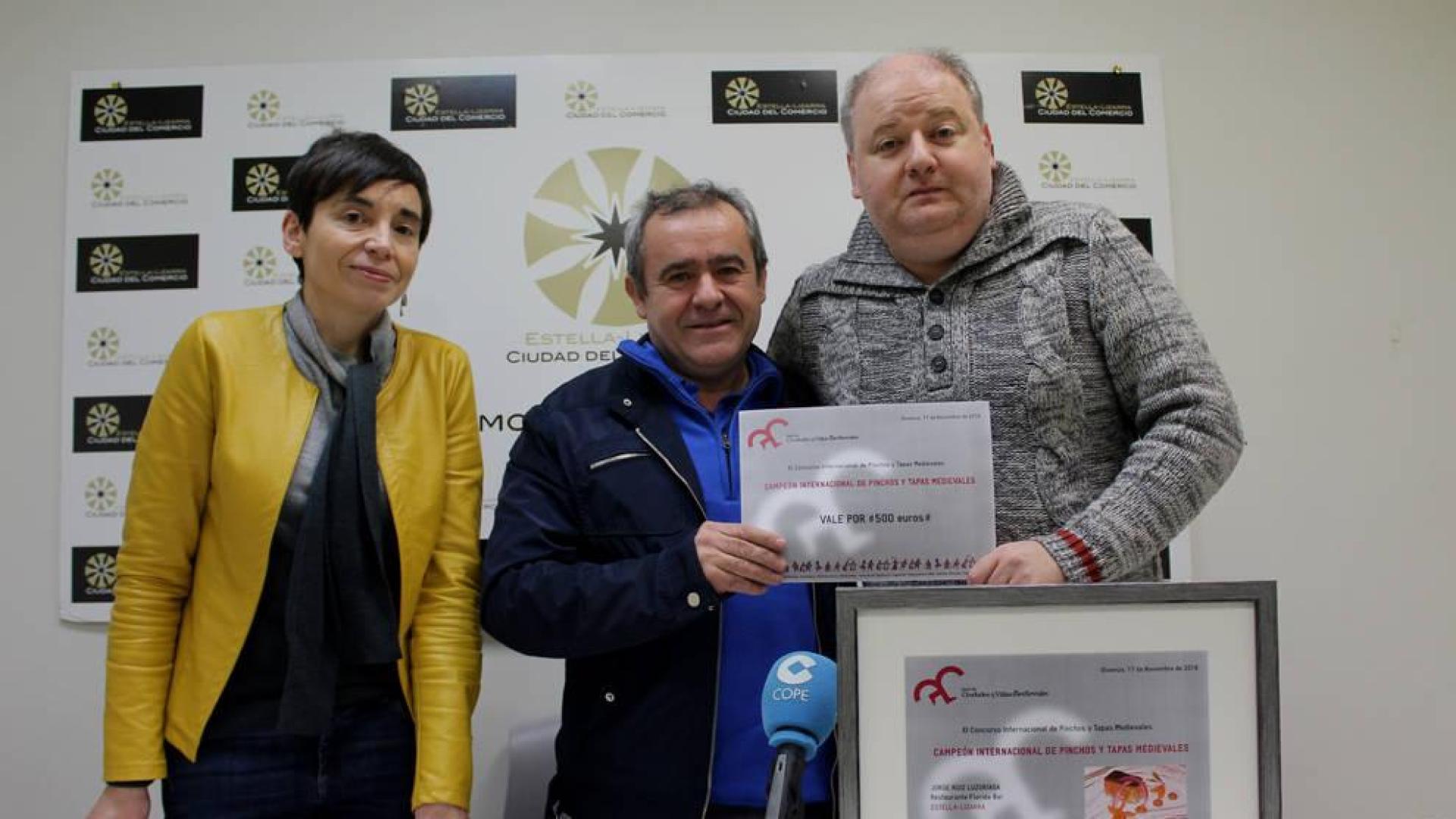 El chef Jorge Ruiz dona su premio al comercio de Estella