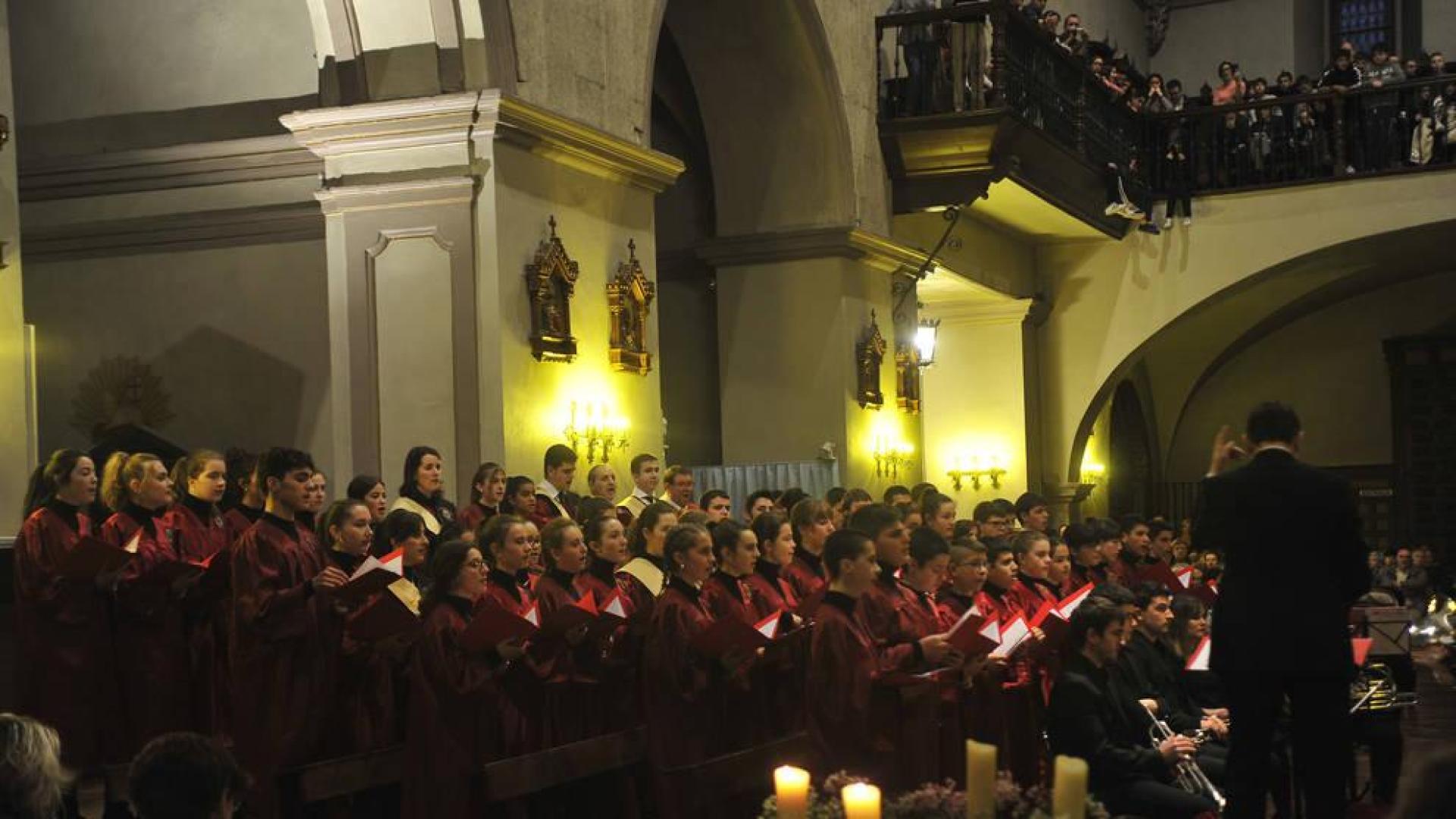 Un momento de la actuación del coro durante el Oficio de Navidad ayer en Santa María.