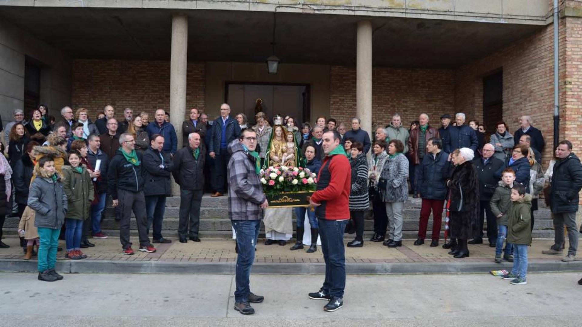 A la salida del templo, los cofrades y los asistentes a la misa entonaron la aurora de La Monlora, dirigida por Genaro Benito.
