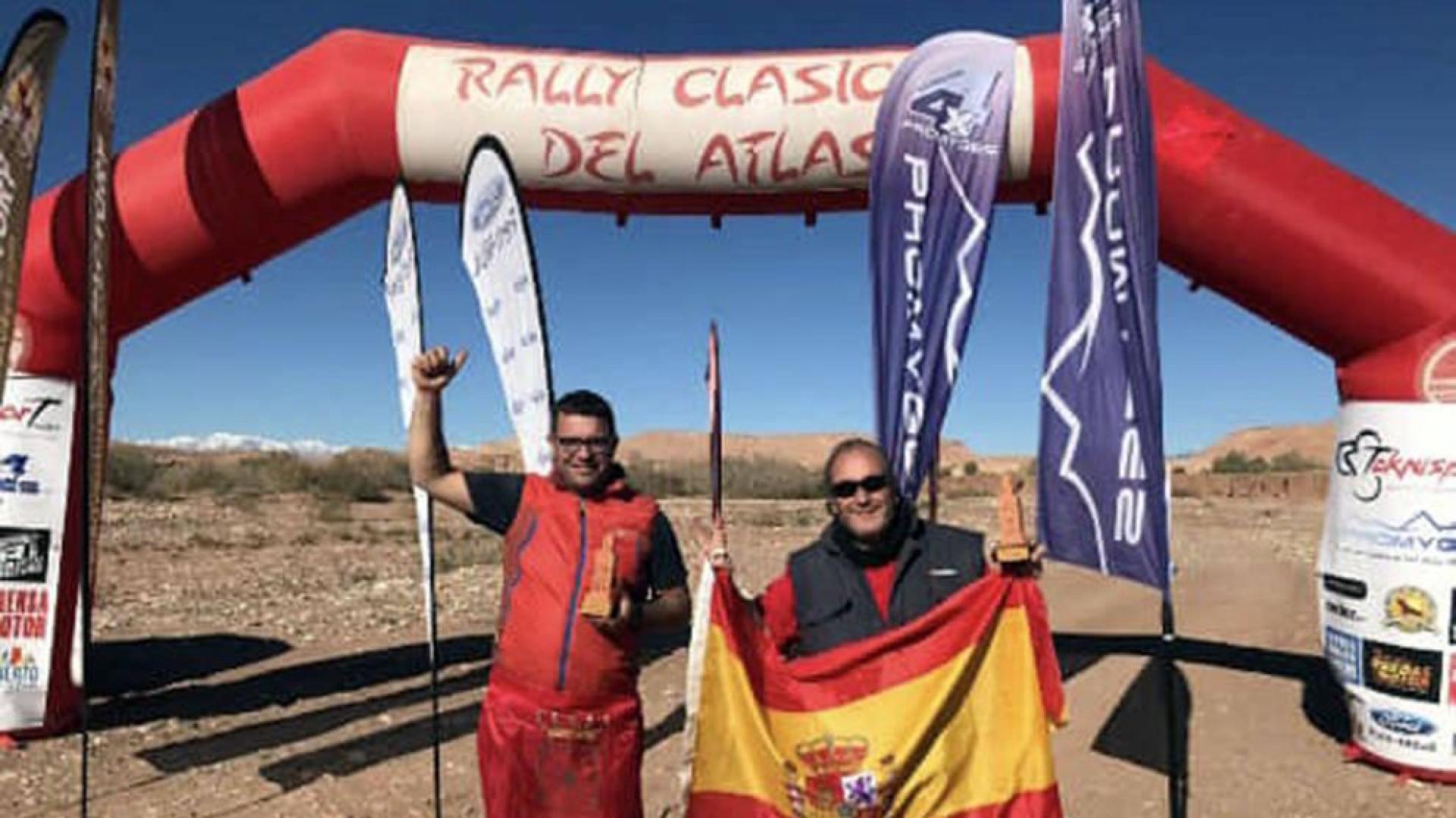 Ángel Miral y Miguel Hernández posan con los trofeos tras finalizar el rally.