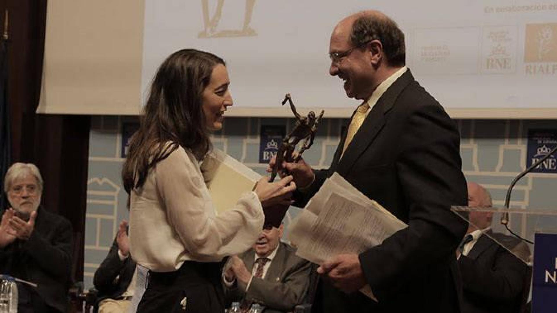 Zelai González recoge de manos del Director del Jurado, Carmelo Guillén Acosta, el Premio Adonáis de Poesía Joven 2018 otorgado a Marcela Duque, por su poemario Bello es el riesgo.