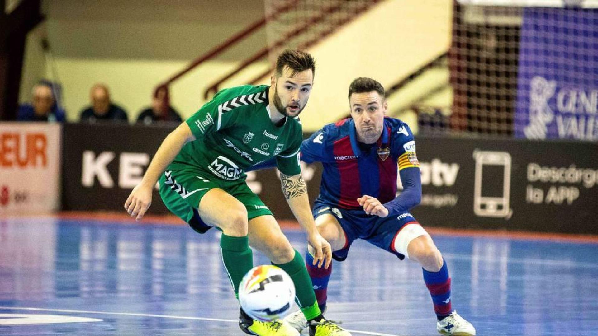 Dani Saldise, autor de dos goles en Paterna, trata de controlar el balón ante la presión del levantinista Jorge Santos.