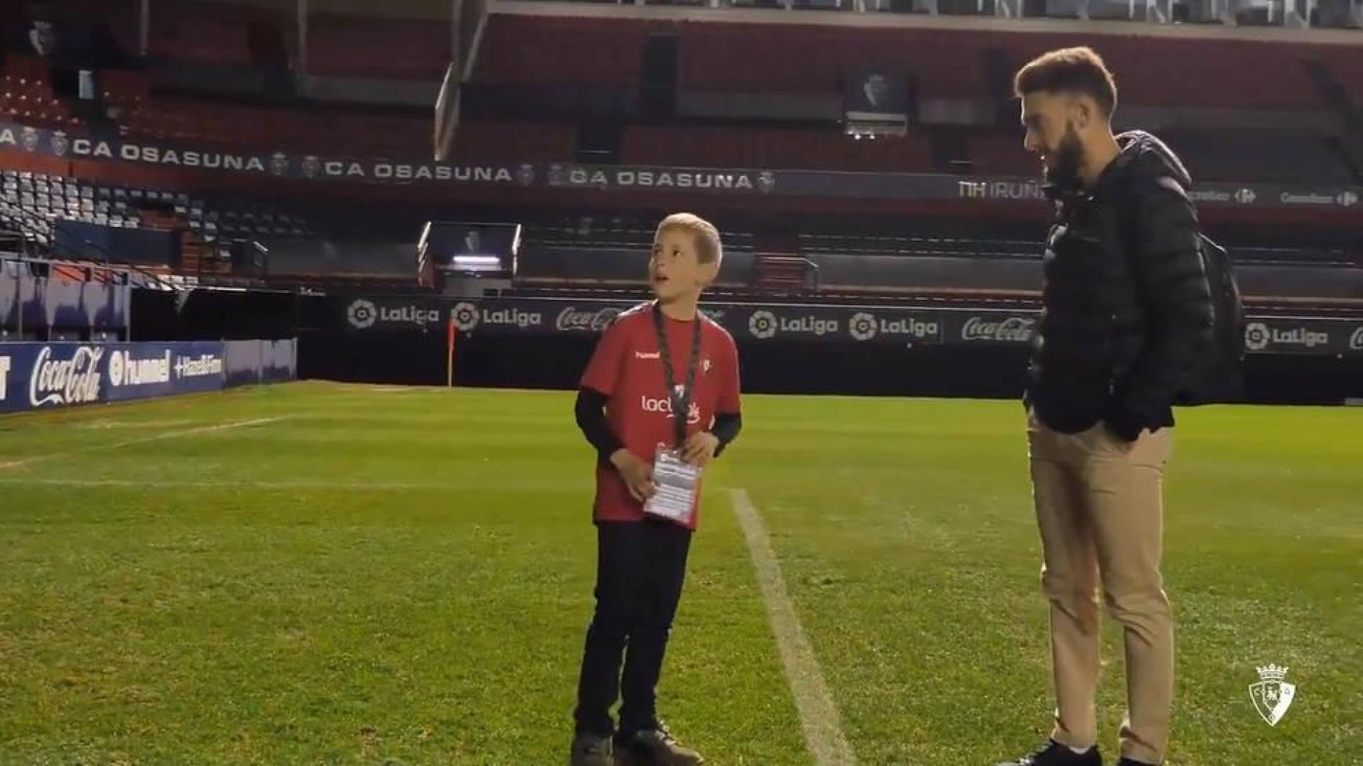 Un niño autista asiste al Osasuna-Alcorcón y conoce a Roberto Torres