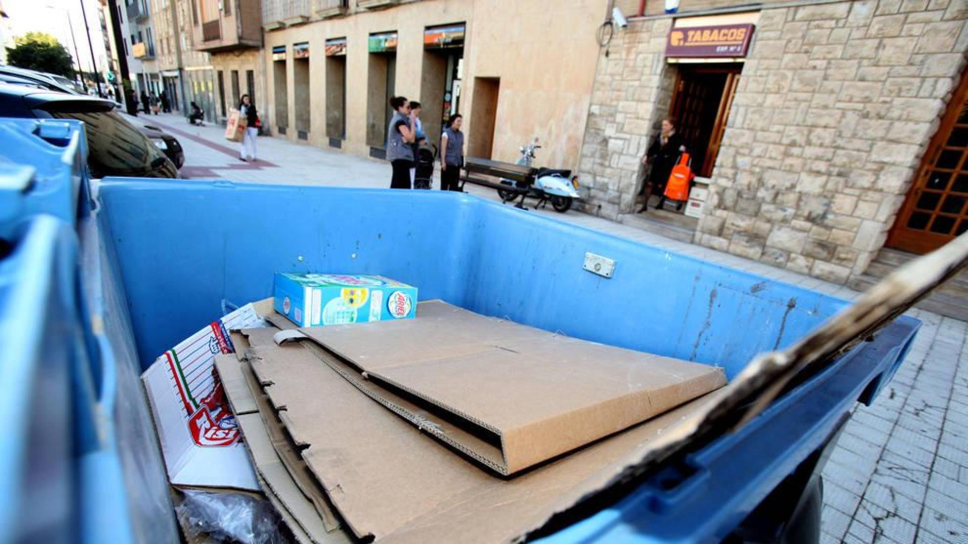 La Mancomunidad pide cárcel por comprar papel sacado de contenedores