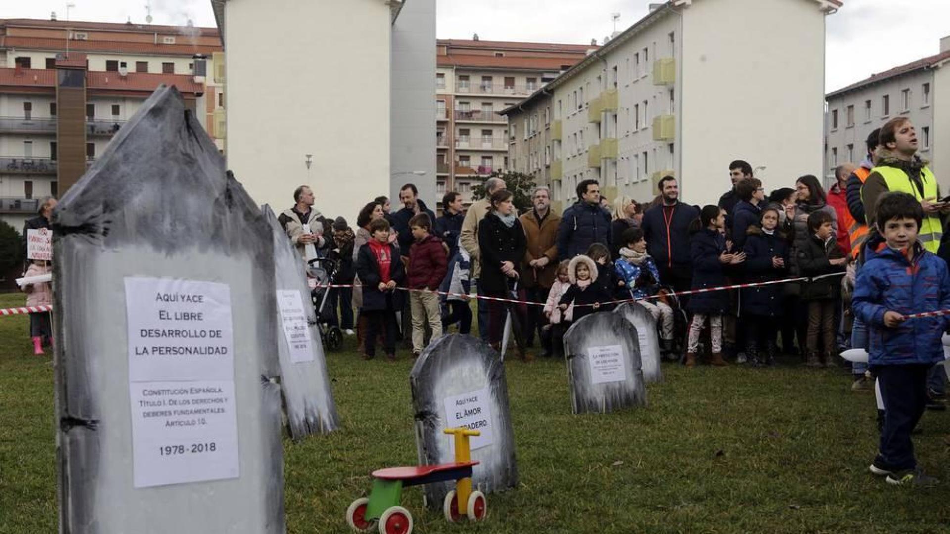 Unas 5.000 personas según los convocantes y 1.500 según la Delegación del Gobierno se han congregado en el parque de la Insumisión para mostrar su descontento con el programa educativo impulsado por el Gobierno foral.