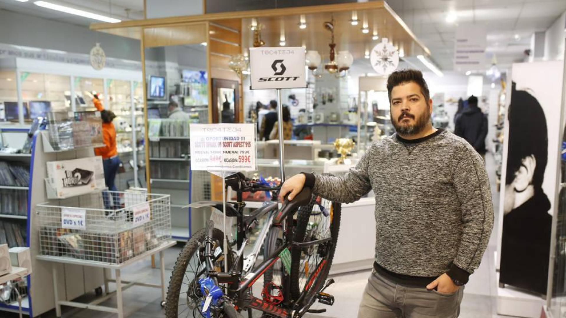 Óscar Ambrojo Aragón en el interior de la tienda TocaTeja que abrieron hace 20 años en la calle Paulino Caballero.