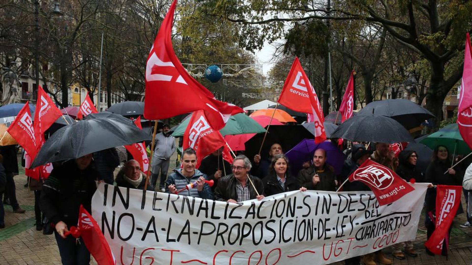 Una de las manifestaciones de UGT y CC OO frente a la proposición de ley de Internalización de Servicios Públicos.