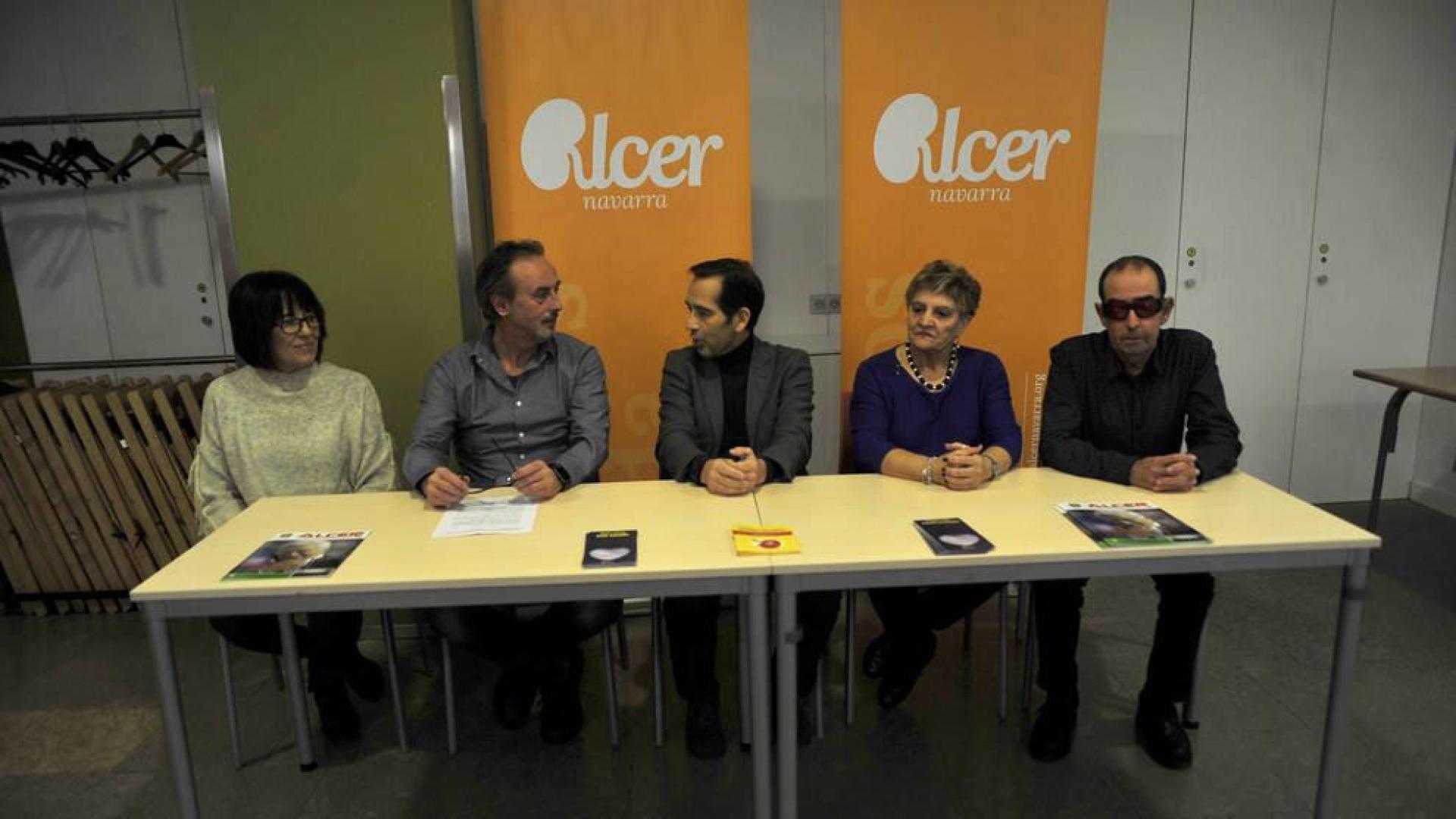 Desde la izda., Soco Ojer, concejala de Salud de Tafalla; el alcalde, Arturo Goldaracena; Manuel Arellano, presidente de Alcer Navarra; Albina Prieto, concejala de Asuntos Sociales; y Vicente Pellicer, vicepresidente de Alcer y vecino de Tafalla, durante la presentación del nuevo centro de atención.