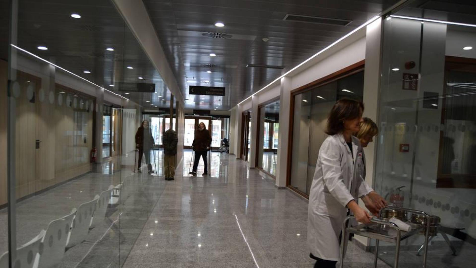 Pasillo principal del nuevo centro de salud. Al fondo, la entrada y a la izquierda, la recepción.