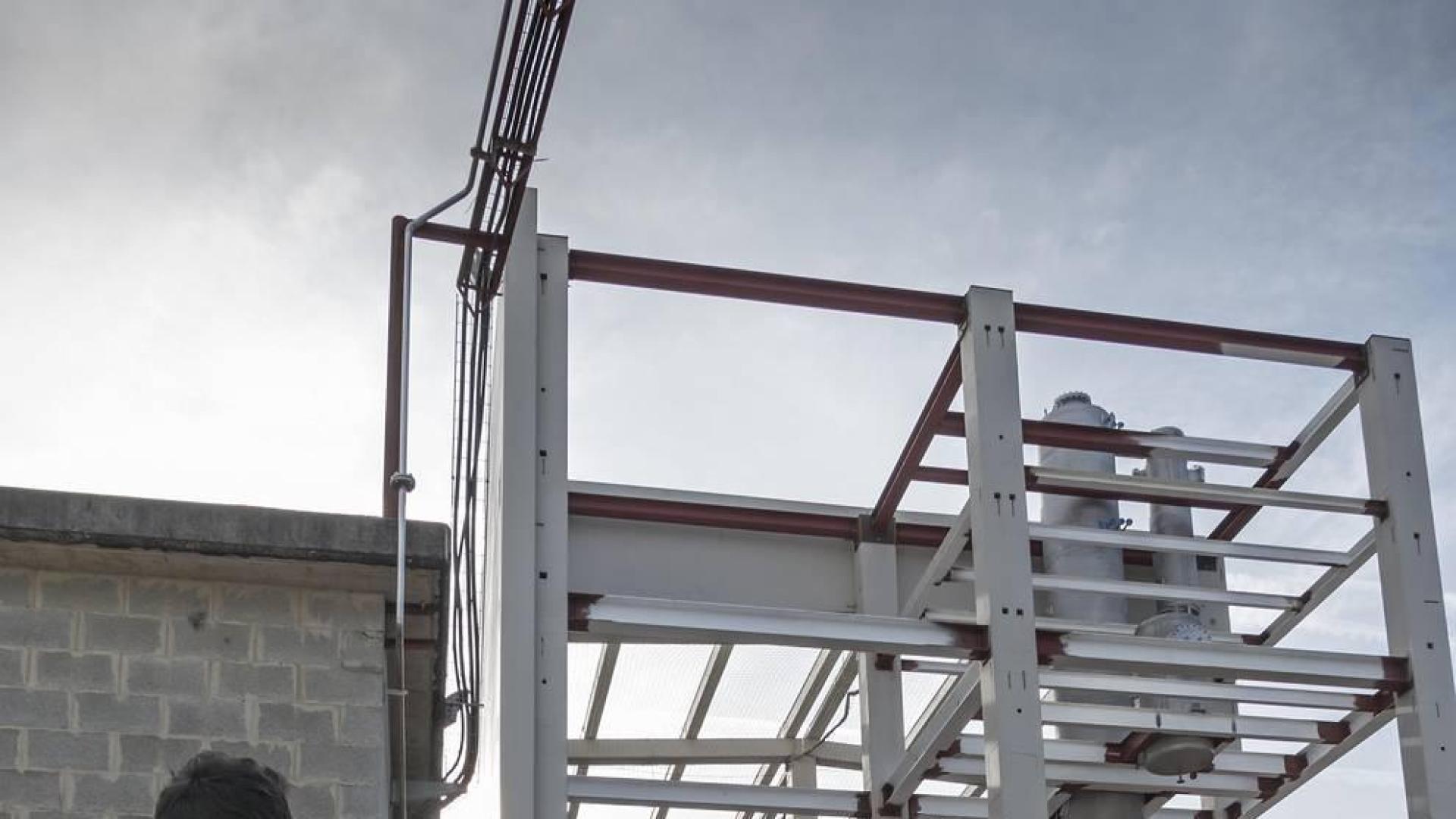 La refinería, en construcción con el equipamiento más voluminoso ya introducido.