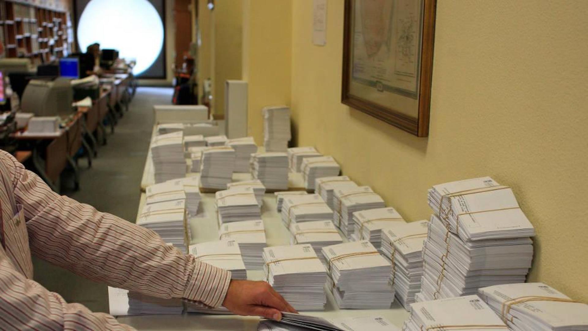Recibos de contribución urbana en la oficina de Recaudación Urbana del Ayuntamiento de Pamplona.