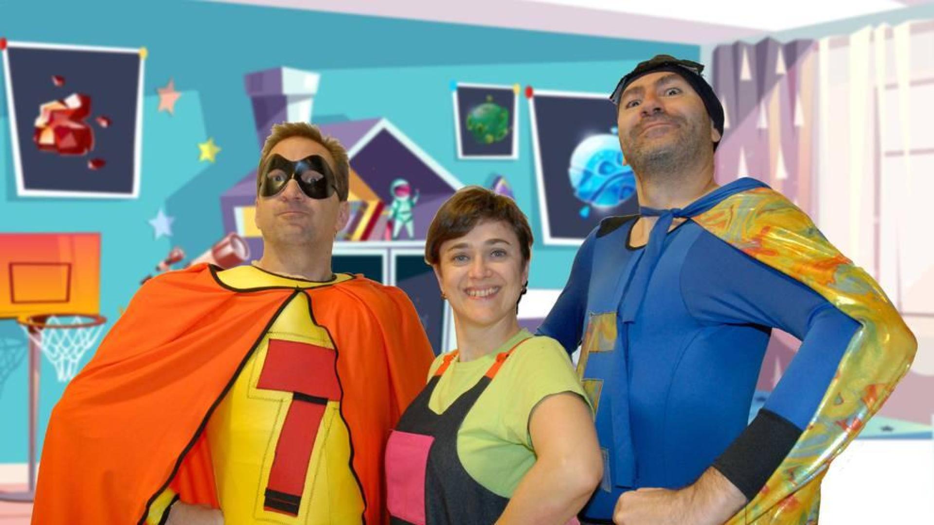 David Larrea (izq.), Ana Berrade y Miguel Goikoetxandía, caracterizados como sus personajes.