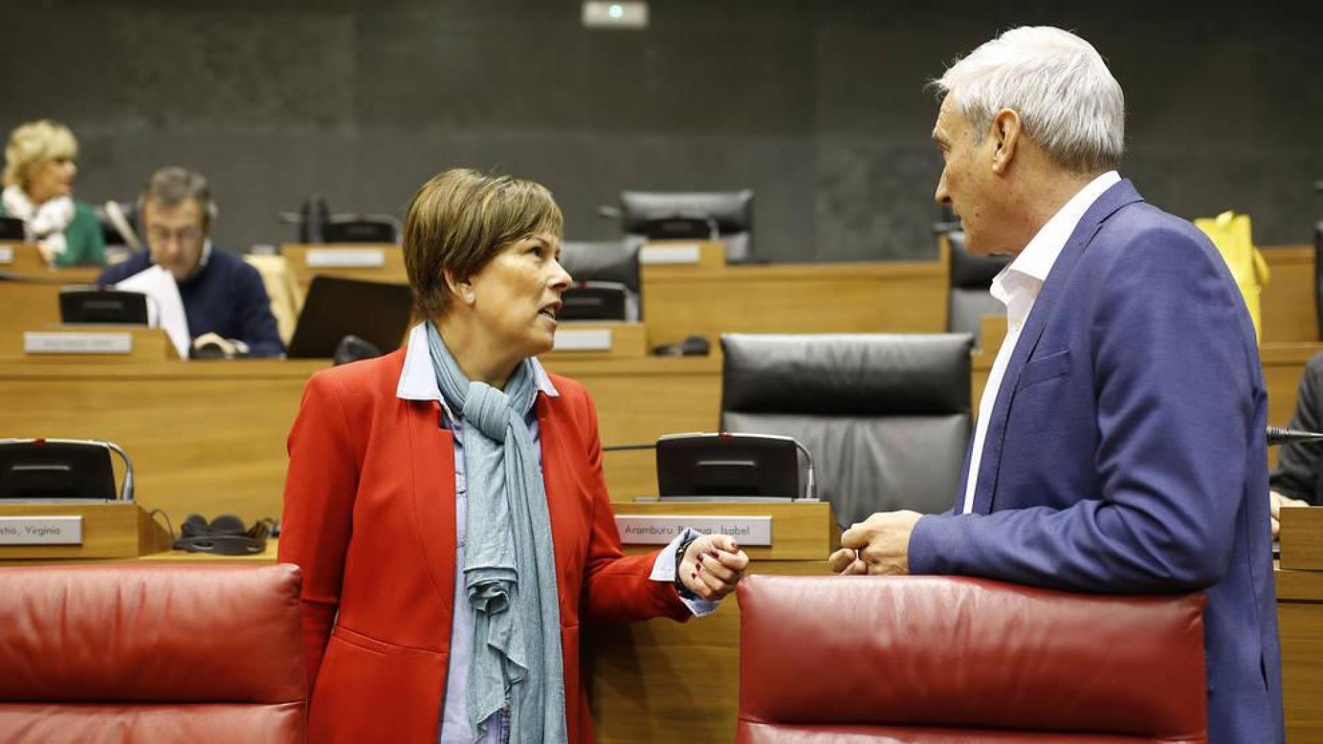 Uxue Barkos habla con el consejero Mikel Aranburu.