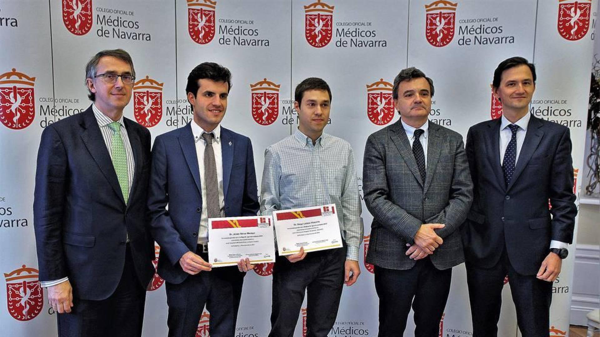 Izda a dcha: Enrique Ordieres (presidente de Laboratorios Cinfa), Jesús Olivas Menayo y Diego Latasa Abacens (MIR que han obtenido beca), Rafael Teijeita (presidente del Colegio de Médicos) y Manuel Landecho (hermano de psiquiatra fallecido Ignacio Landecho).