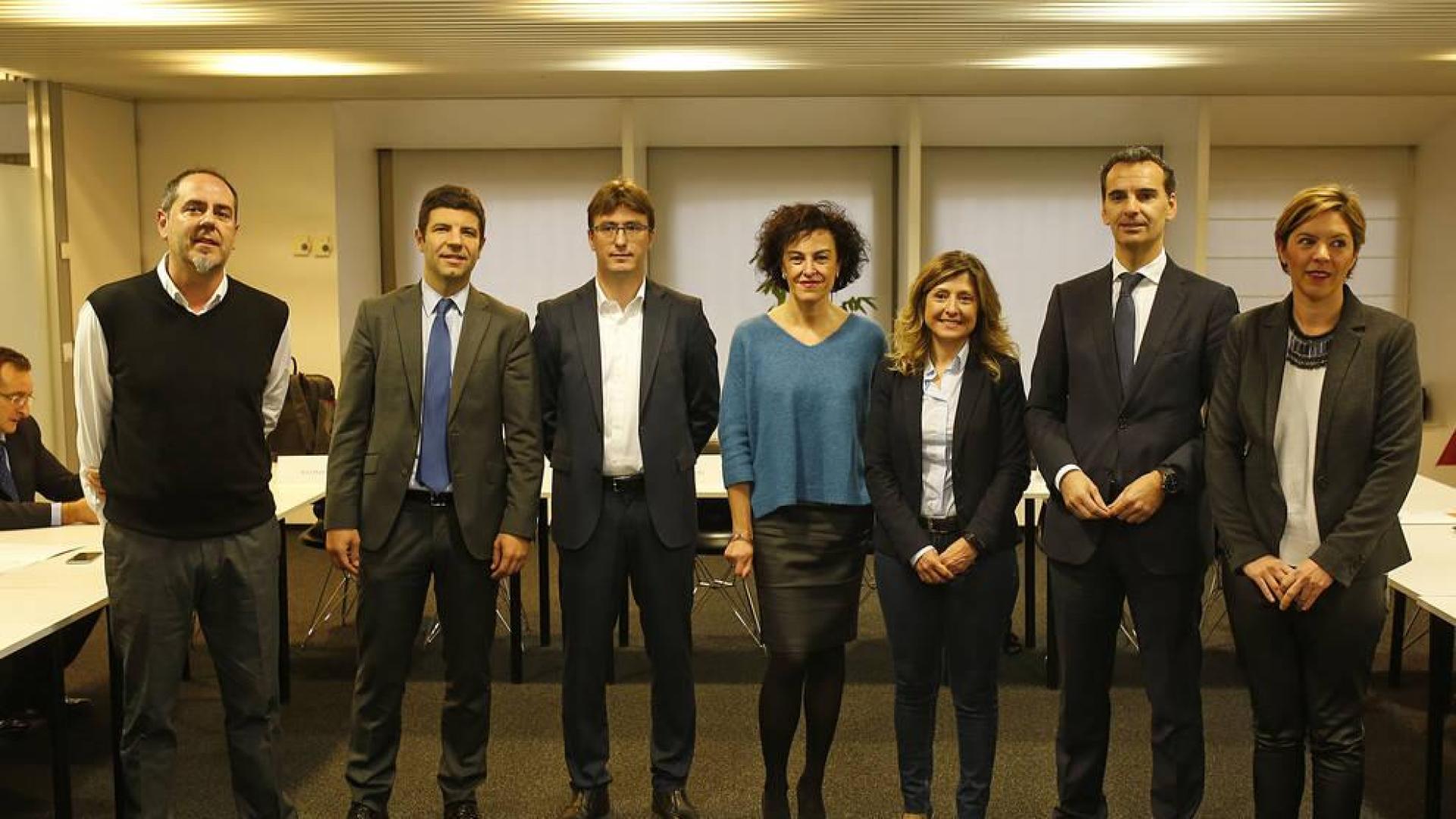 De izquierda a derecha, Jose Manuel Moreno (responsable de Eficiencia y Sostenibilidad de C Soluciones), Jorge Baños (Director general adjunto de Magnesitas Navarras), Imanol Flandes (responsable de Relaciones Externas de Mercadona en Navarra y La Rioja), Cristina Lecumberri (Secretaria General de Consebro-Alinar), Jose Luis Larriu (Director de empresas de CaixaBank), Susana Bieberach (responsable de comunicación y RSE de Geoalcali).