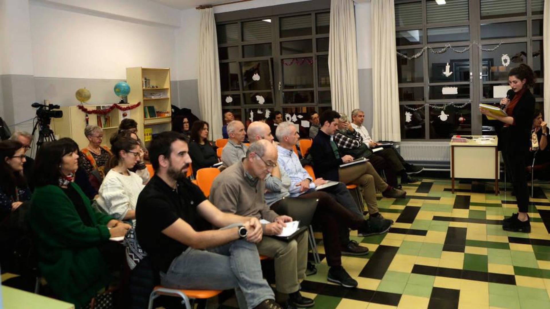 Vecinos del Ensanche critican  la falta de aparcamientos