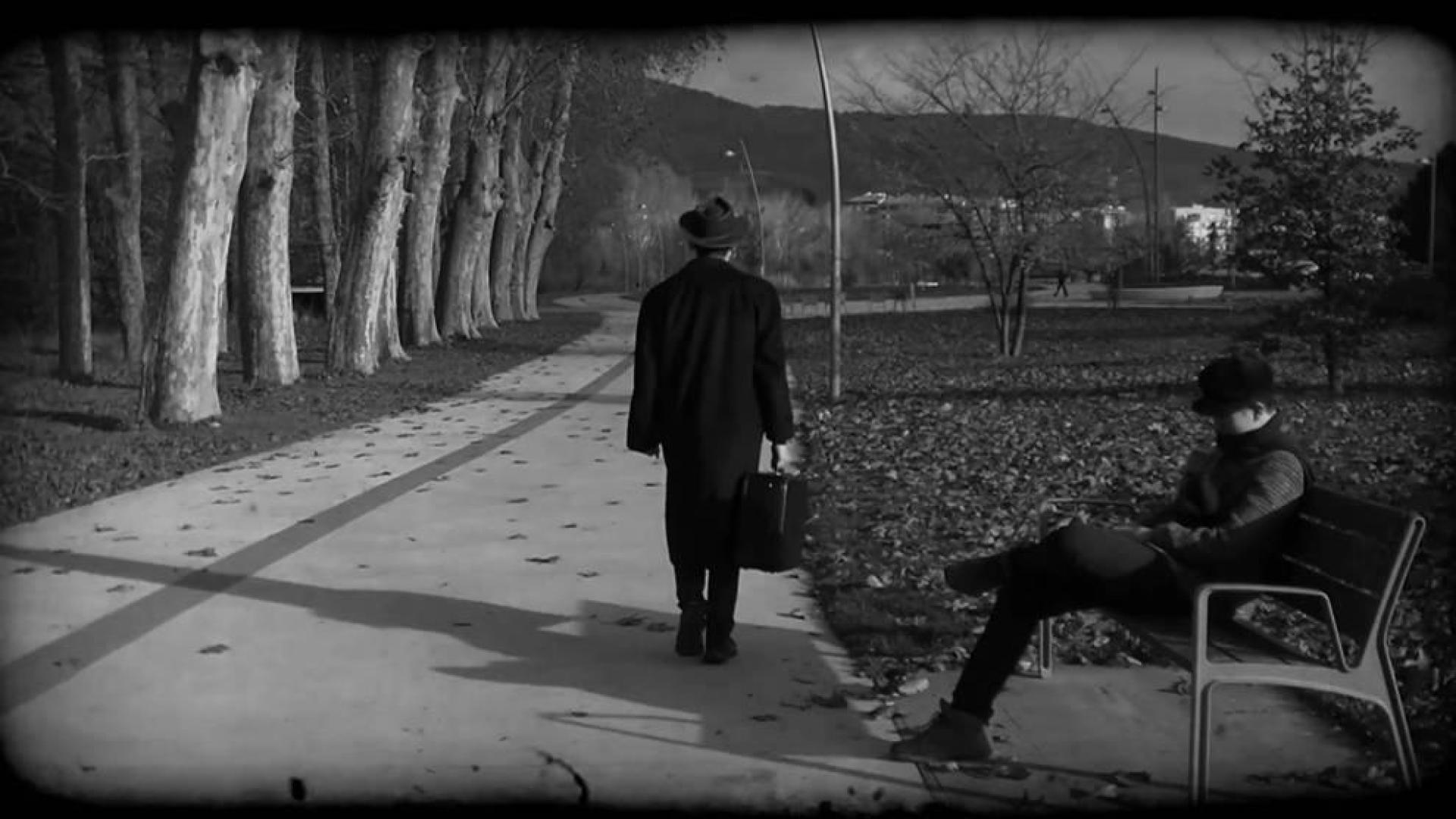 El viajero caminando de espaldas en Zorte urdina (Biurdana BHI).