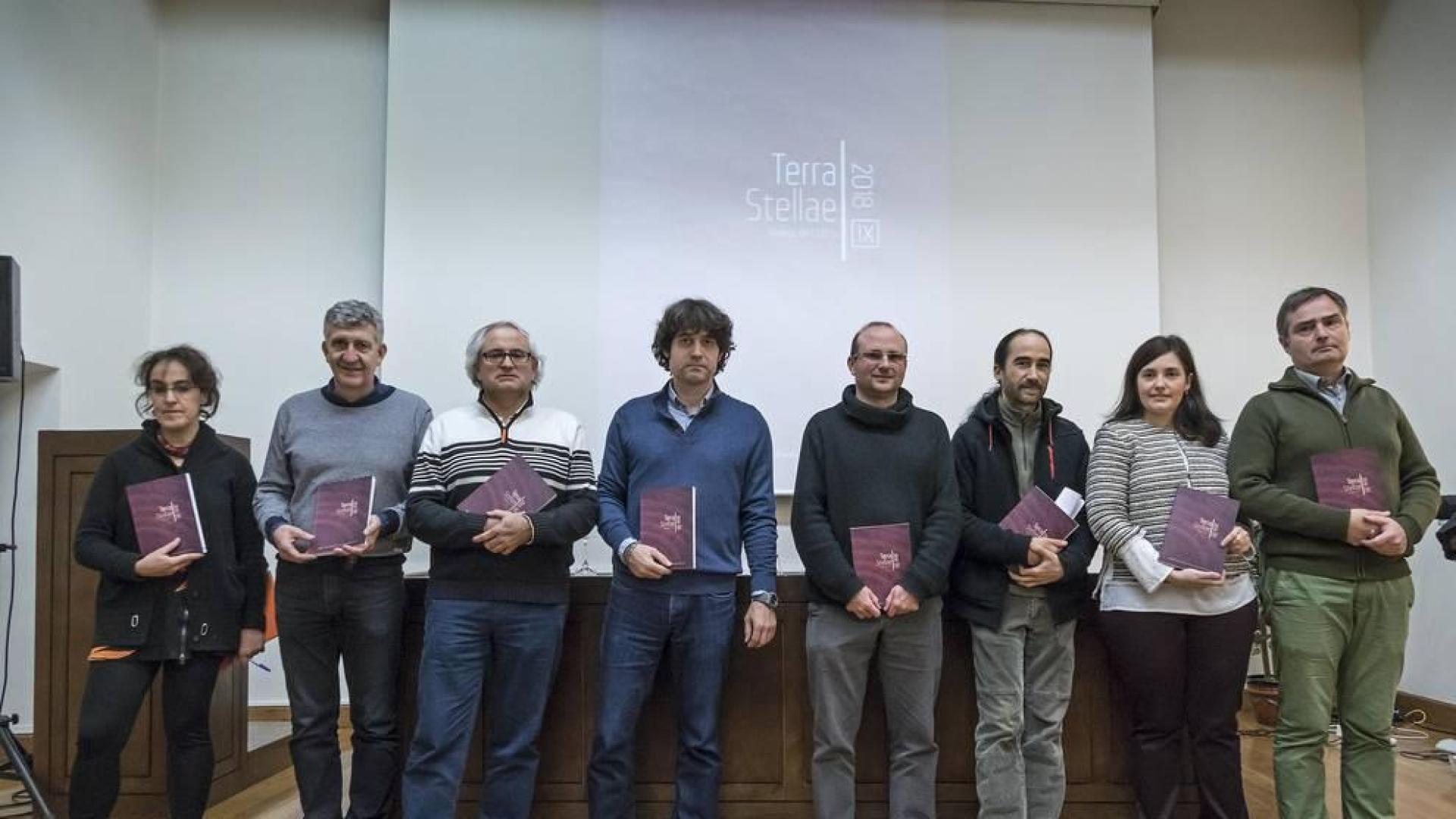 Desde la izquierda, Carmen Lacunza, Toño Ros, Jesús Mª Muruzábal, Iñaki Urricelqui, Roldán Jimeno, Aitor Osés, Merche Osés y Andrés Valencia, durante la presentación de 'Terra Stellae'.