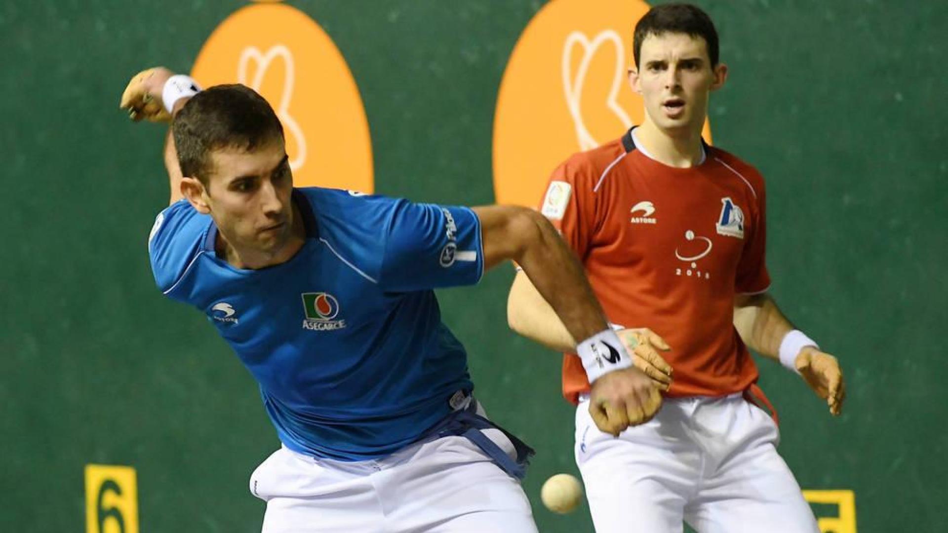 Mikel Urrutikoetxea, junto a Jokin Altuna durante un partido el pasado 16 de diciembre.