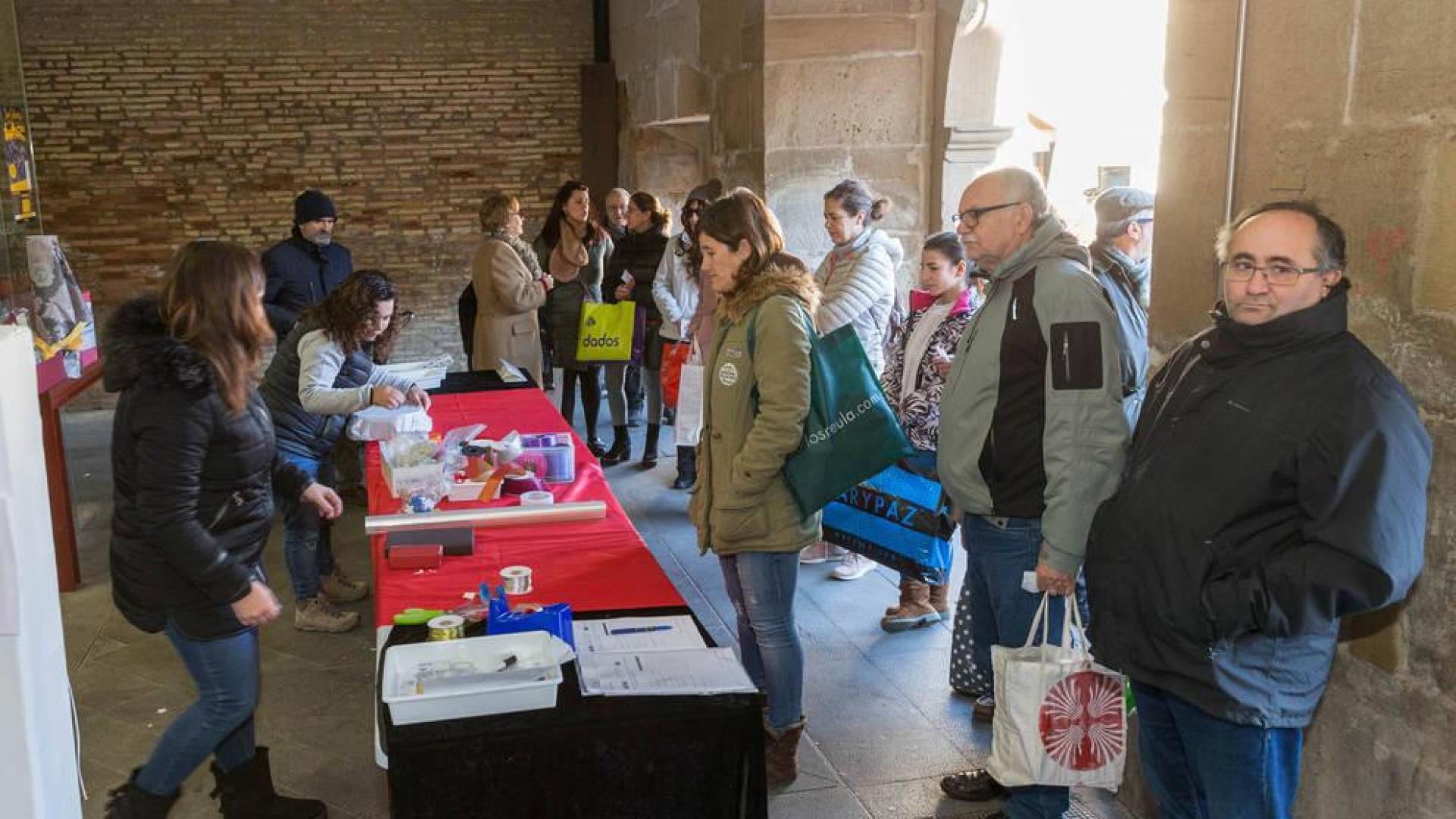 puesto de envoltura de regalos instalado en el zaguán de la Casa del Reloj de la plaza de los Fueros de Tudela.