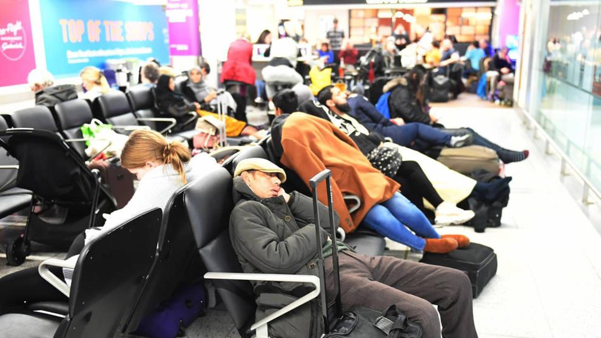 Varios pasajeros aguardan en el aeropuerto de Gatwick en Londres (Reino Unido).
