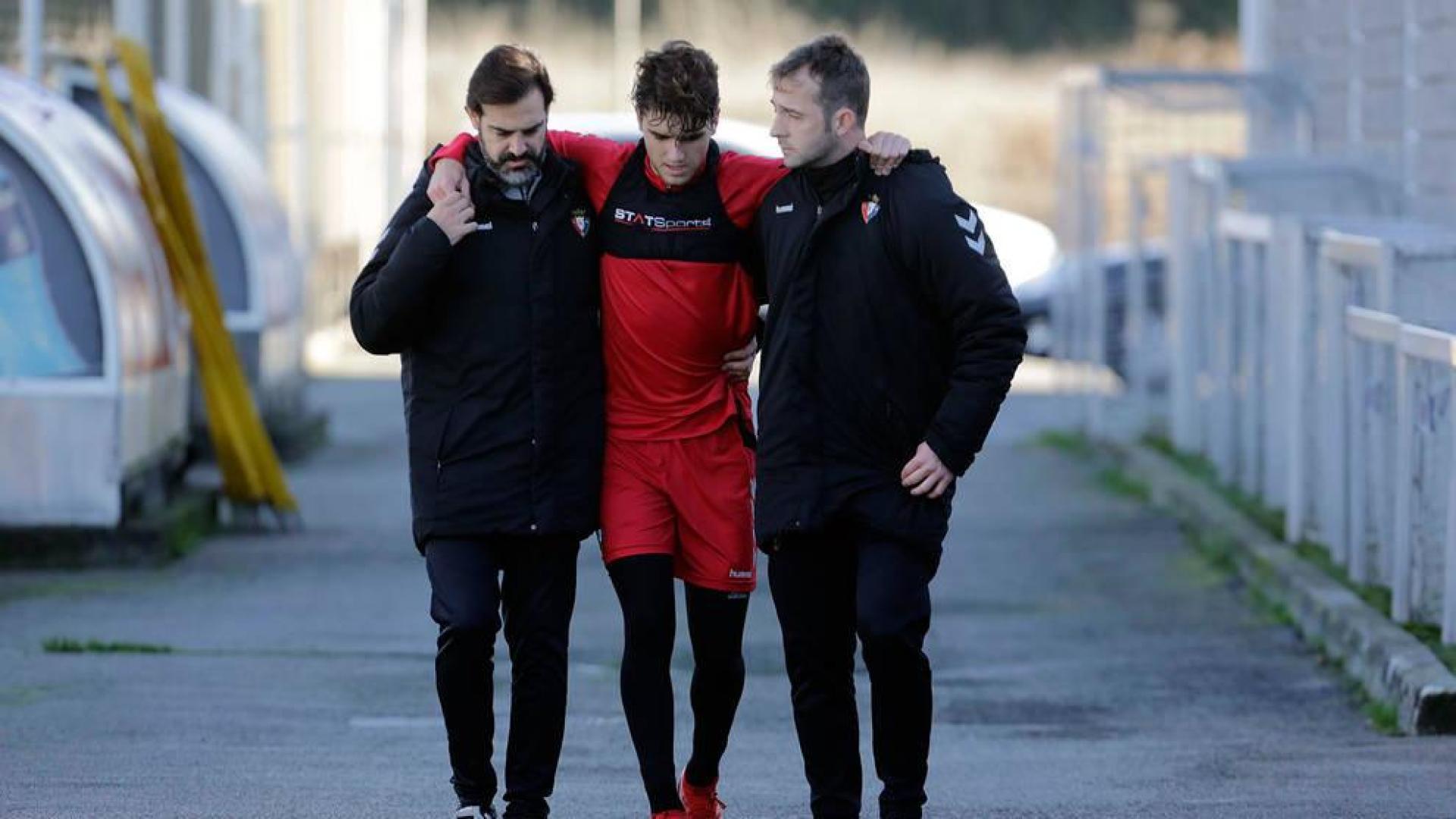 Javi Martínez abandona el entrenamiento de Osasuna con ayuda.