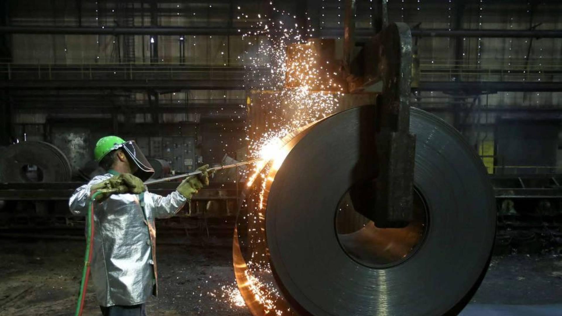 Un peón del metal en Navarra gana más por hora que un ingeniero en Lérida