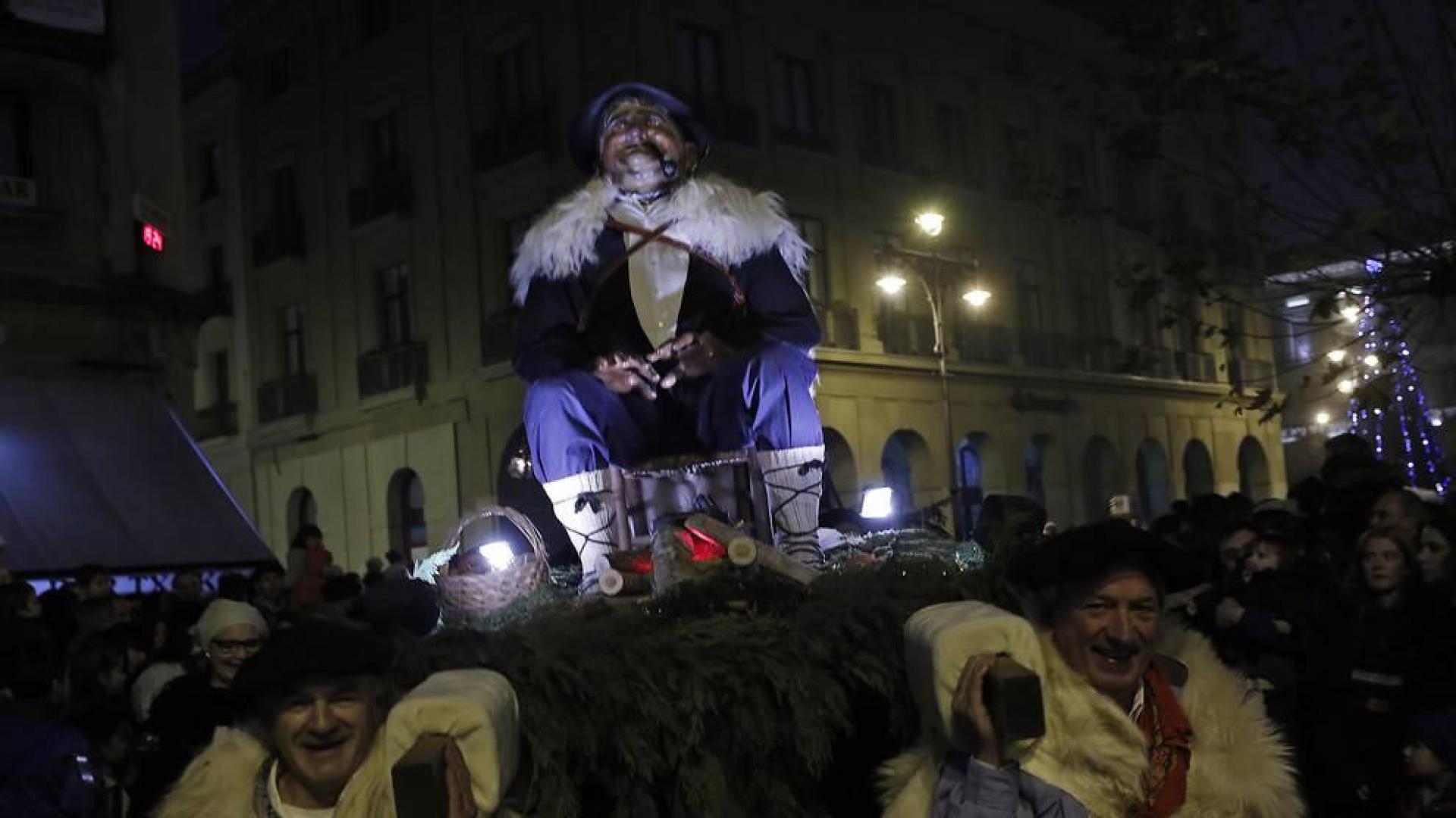 Miles de personas acompañaros al carbonero en su visita a la capital navarra.