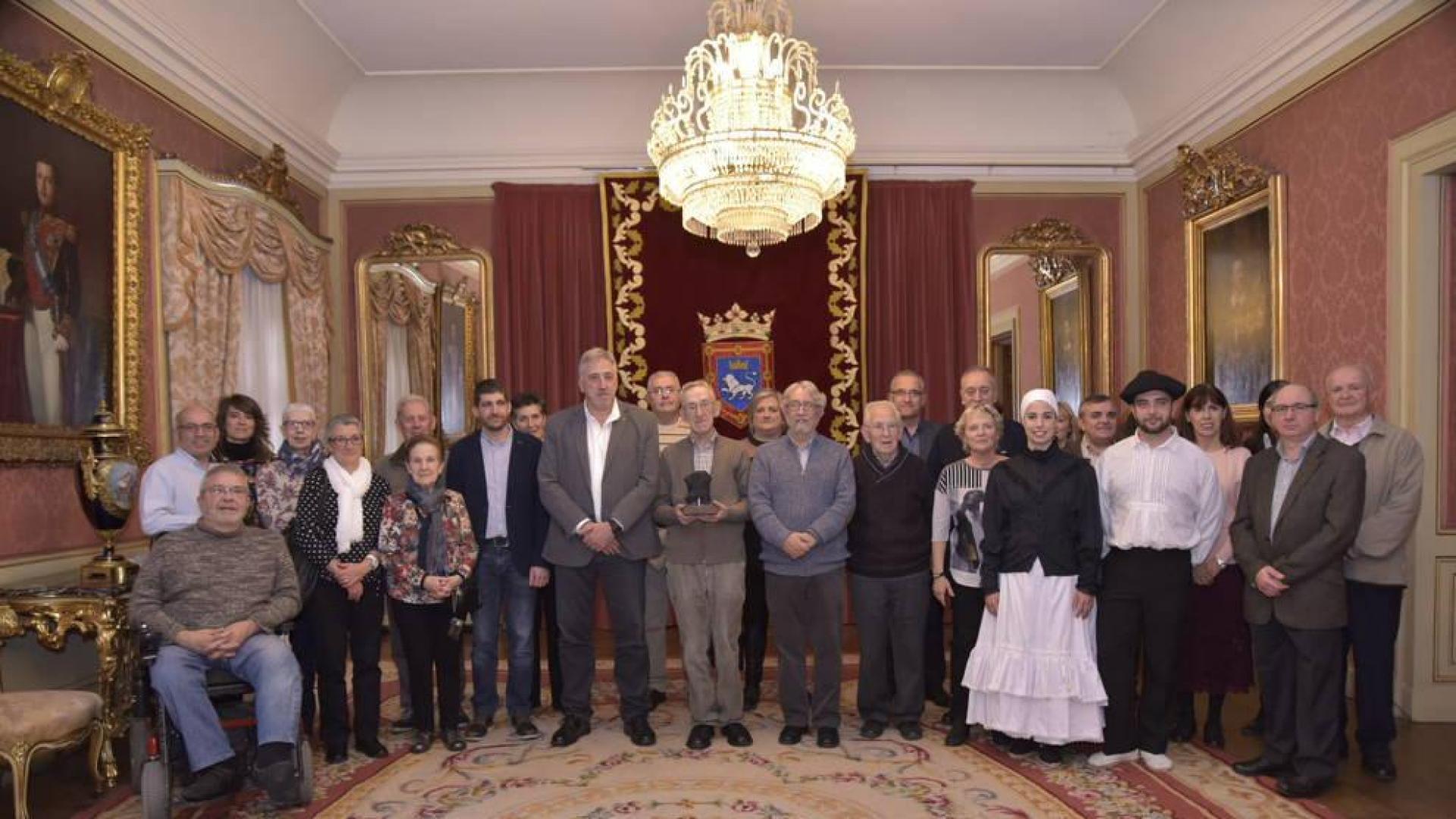 El Olentzero de Pamplona premia al escritor y etnólogo Pello Apezetxea