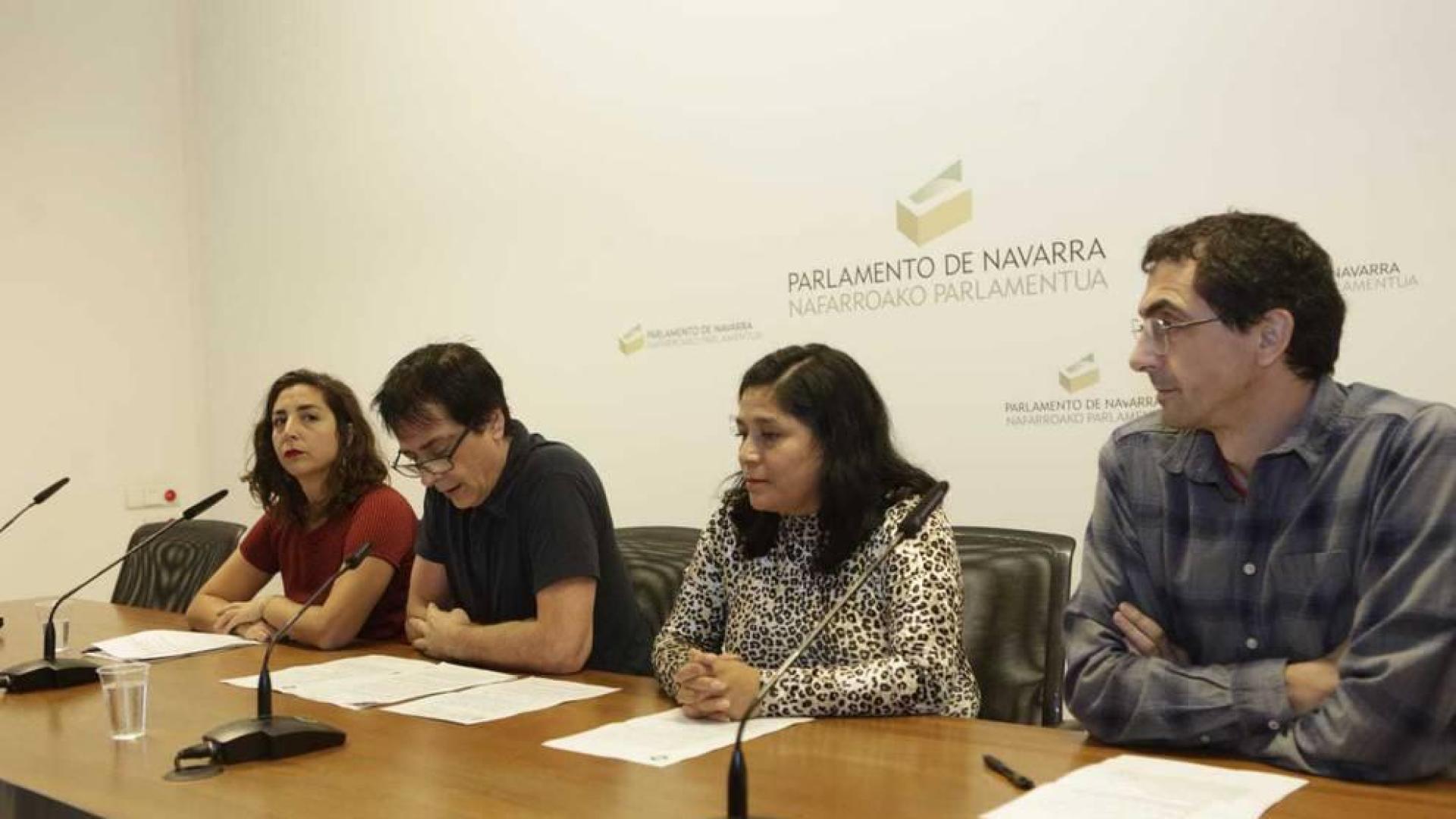 Los cuatro parlamentarios de Podemos Orain Bai, durante la rueda de prensa.