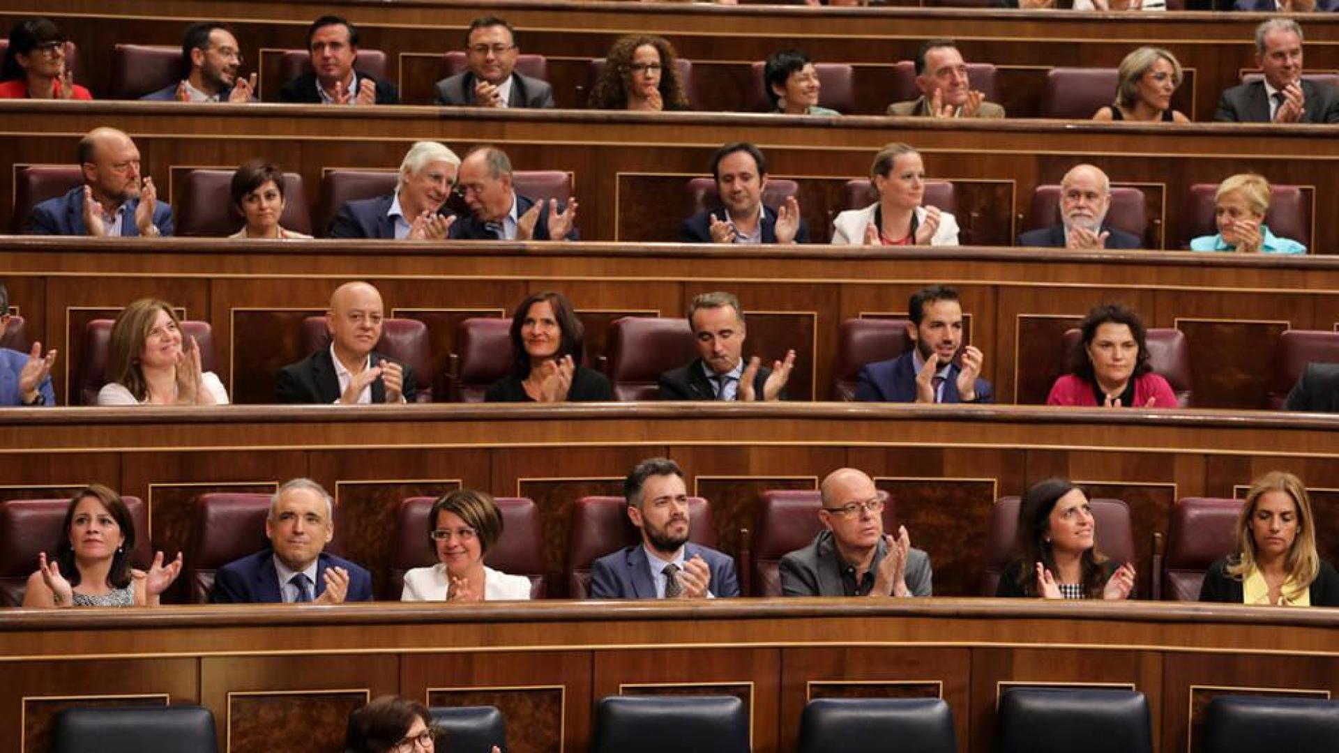 El Congreso avala el decreto para exhumar a Franco con la abstención de PP y Cs