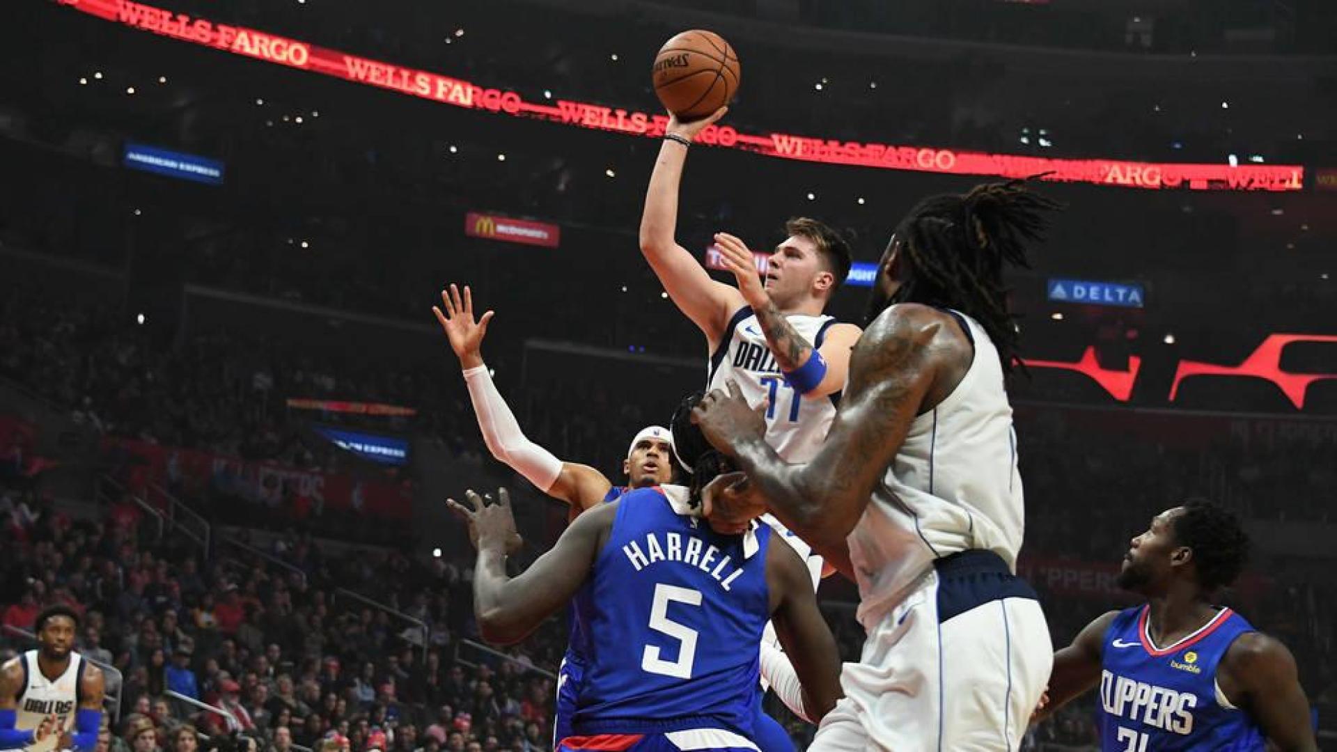 Luka Doncic tira a canasta en el Staples Center de Los Ángeles.