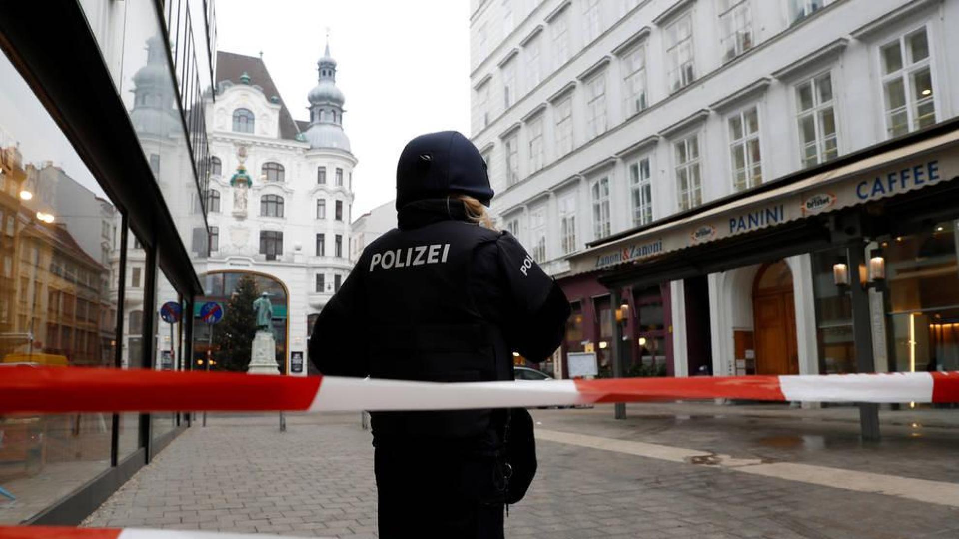Un policía, en el exterior del restaurante de Viena donde han ocurrido los hechos.