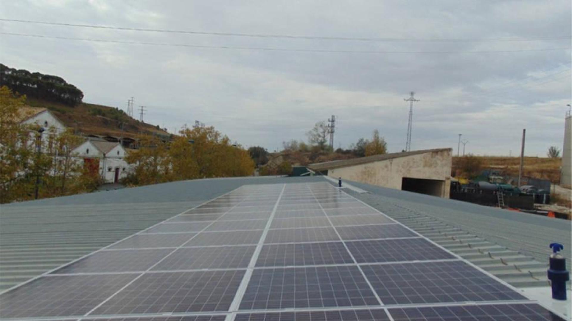 Vista de las placas solares que se han colocado en la nave de Mairaga en Tafalla.