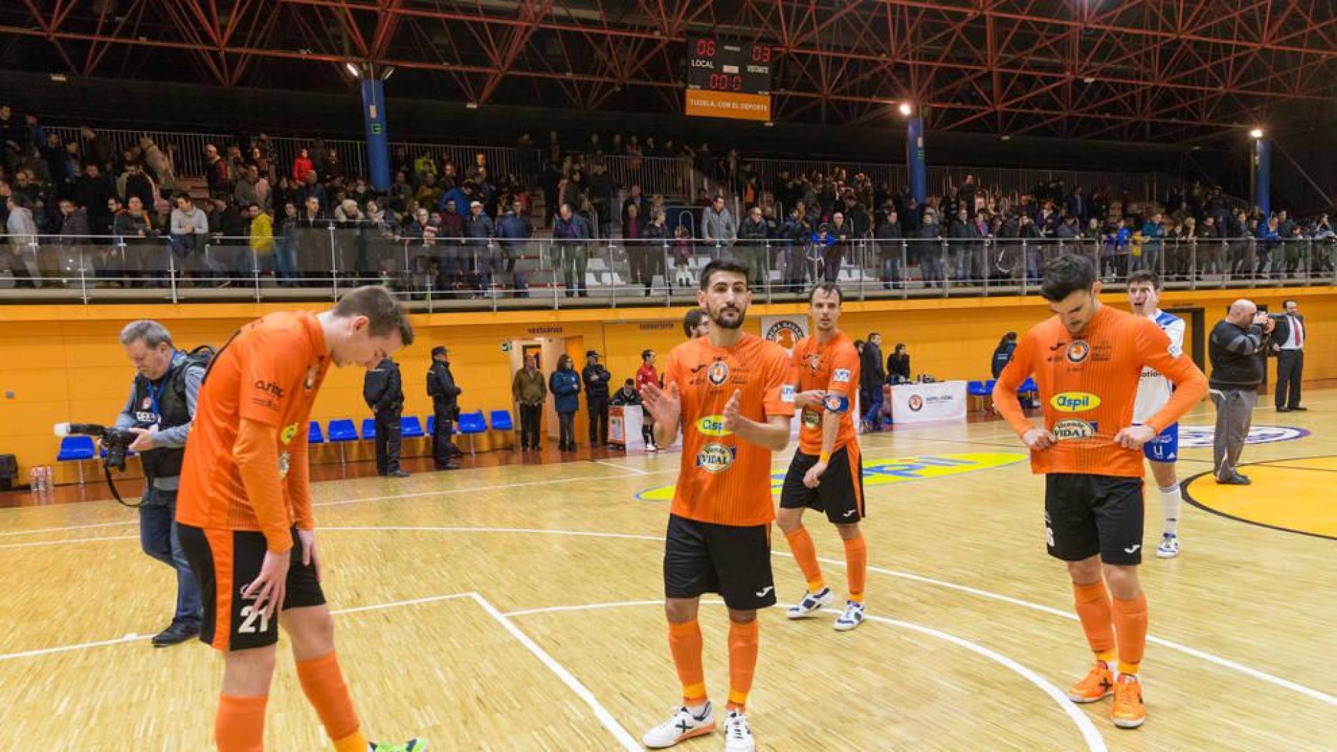 Los jugadores del Aspil-Vidal se despiden del público tras el último partido disputado en el pabellón Ciudad de Tudela.