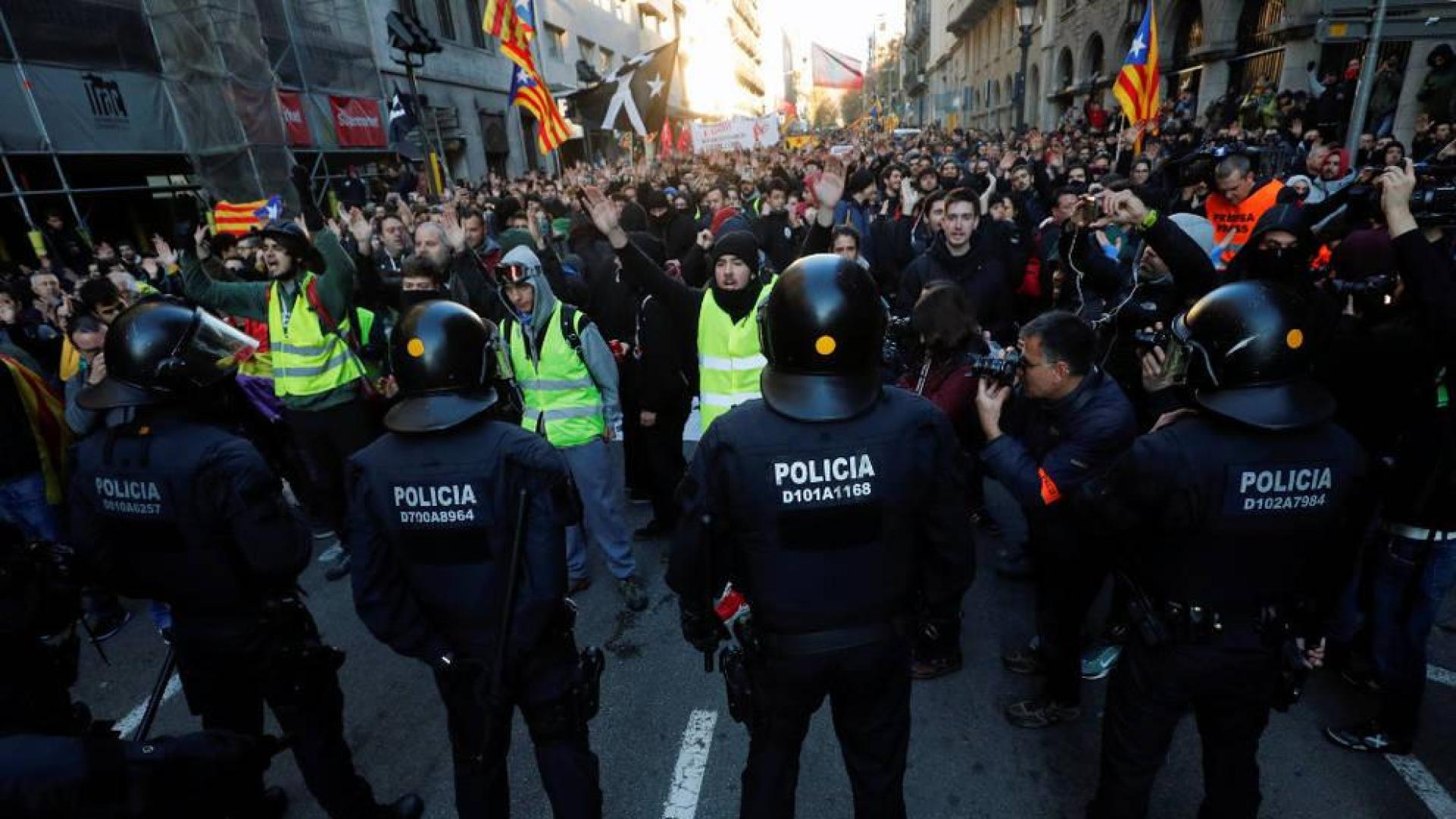 Cortan 23 carreteras en Cataluña y empiezan los problemas en el centro de Barcelona
