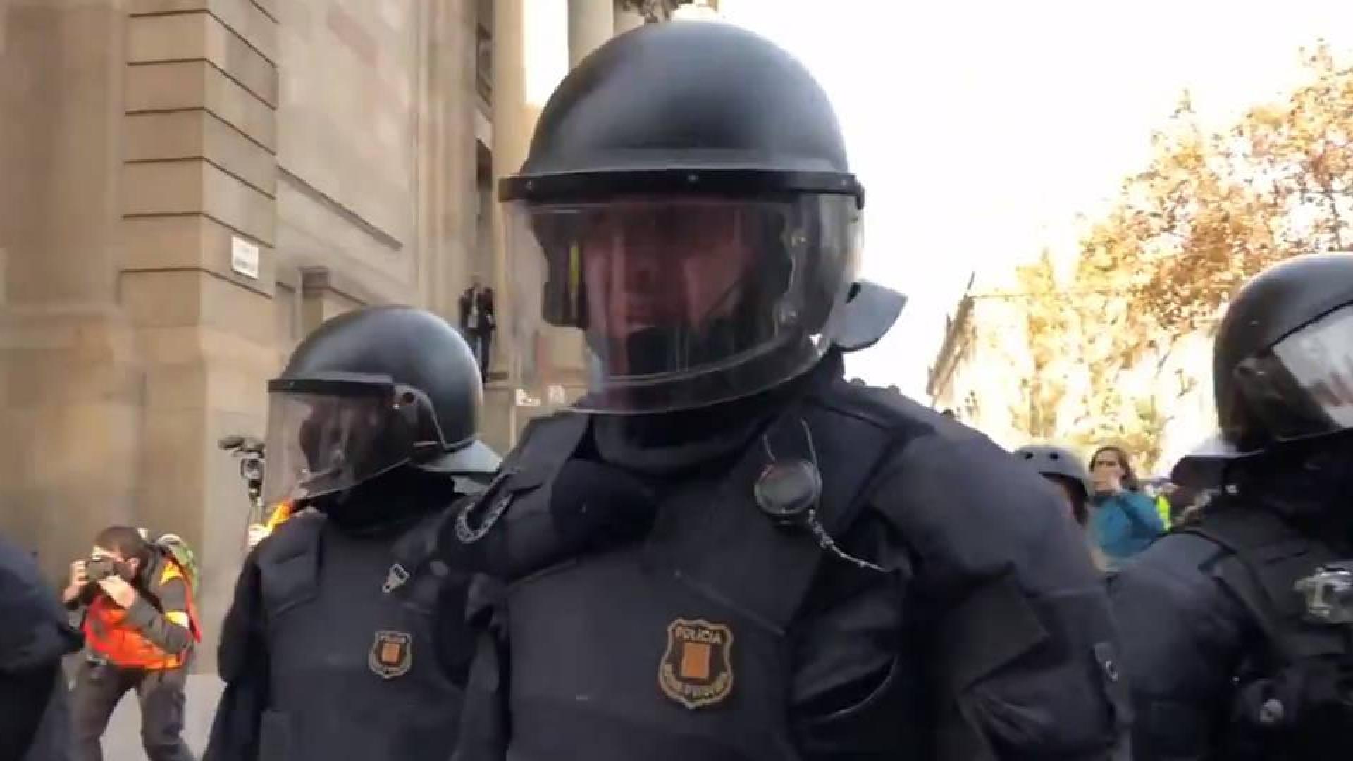 Un mosso a un agente rural independentista "la República no existe, idiota"